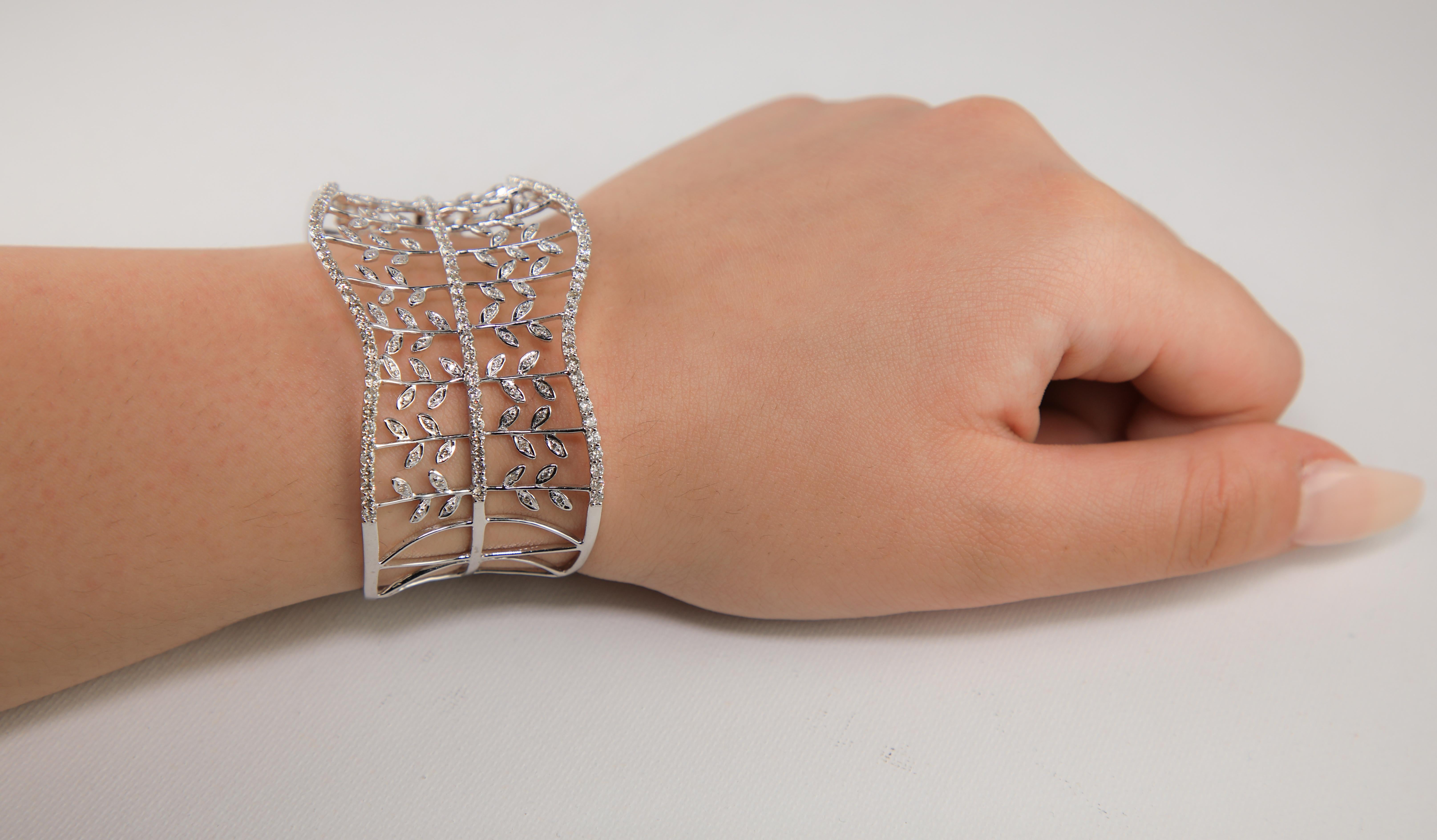 Bracciale largo con fiori e foglie in 14 carati in vendita 1