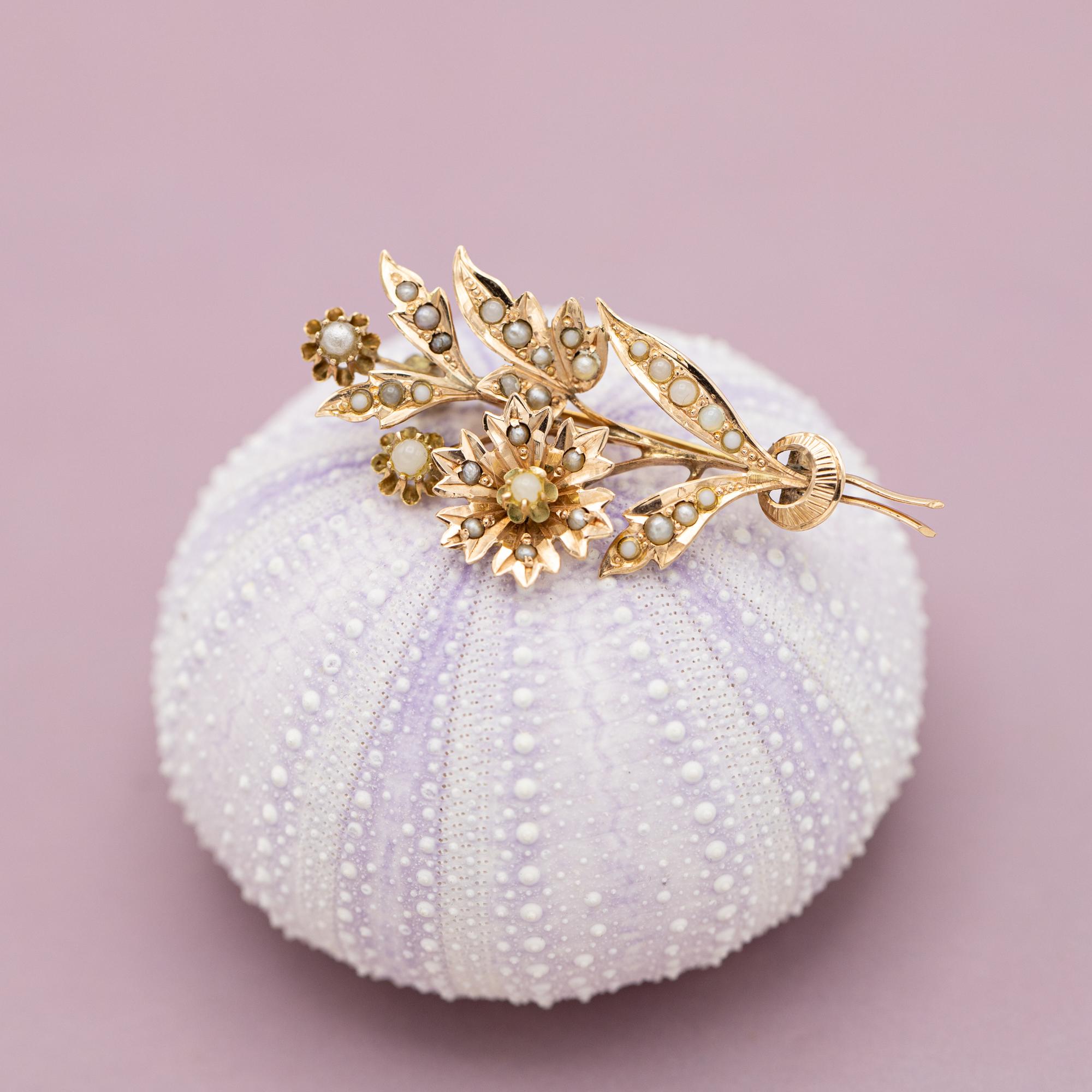 Nos complace presentarte esta obra de arte del periodo de Napoleón III de finales del siglo XIX, también conocido como periodo victoriano tardío. Este broche de collar con motivo de estrella floral está fabricado en oro macizo de 14 quilates y