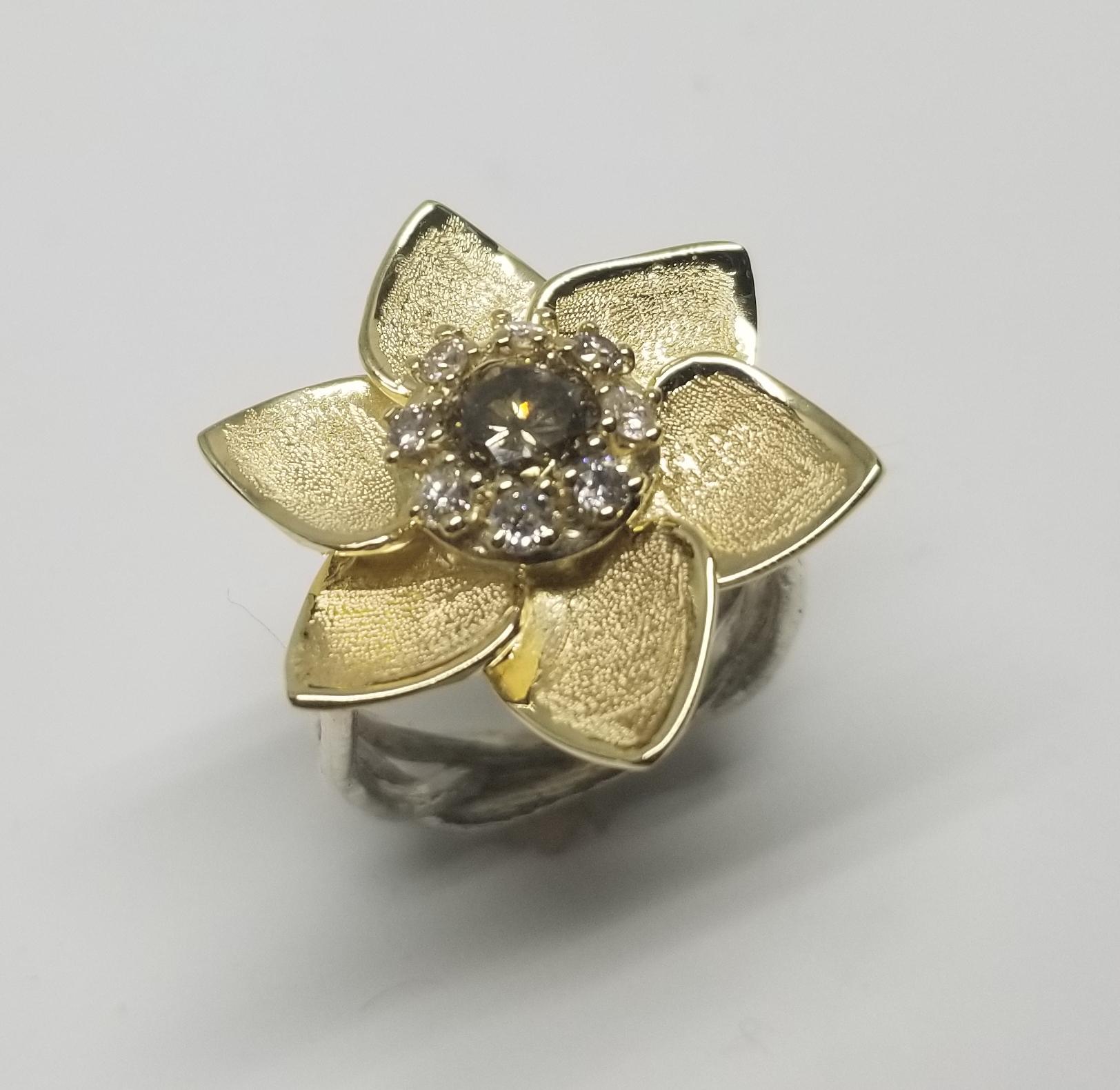 bague fleur en or jaune 14k sur anneau tissé en argent écorce signature 