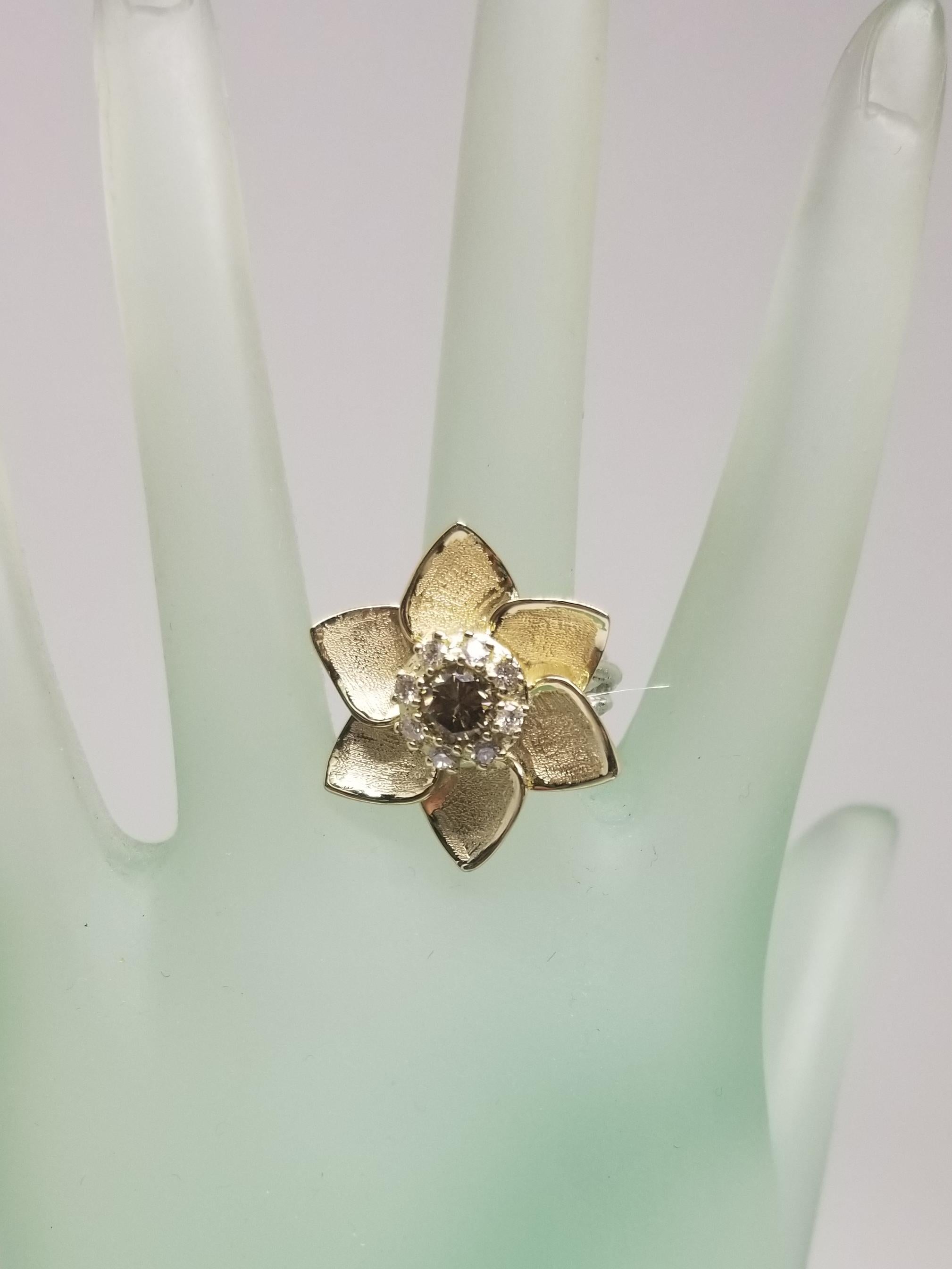 Fleur en or 14 carats avec jaune verdâtre de 0,68 carat. Diamant et 0,30pts. Chapeau Halo en vente 2