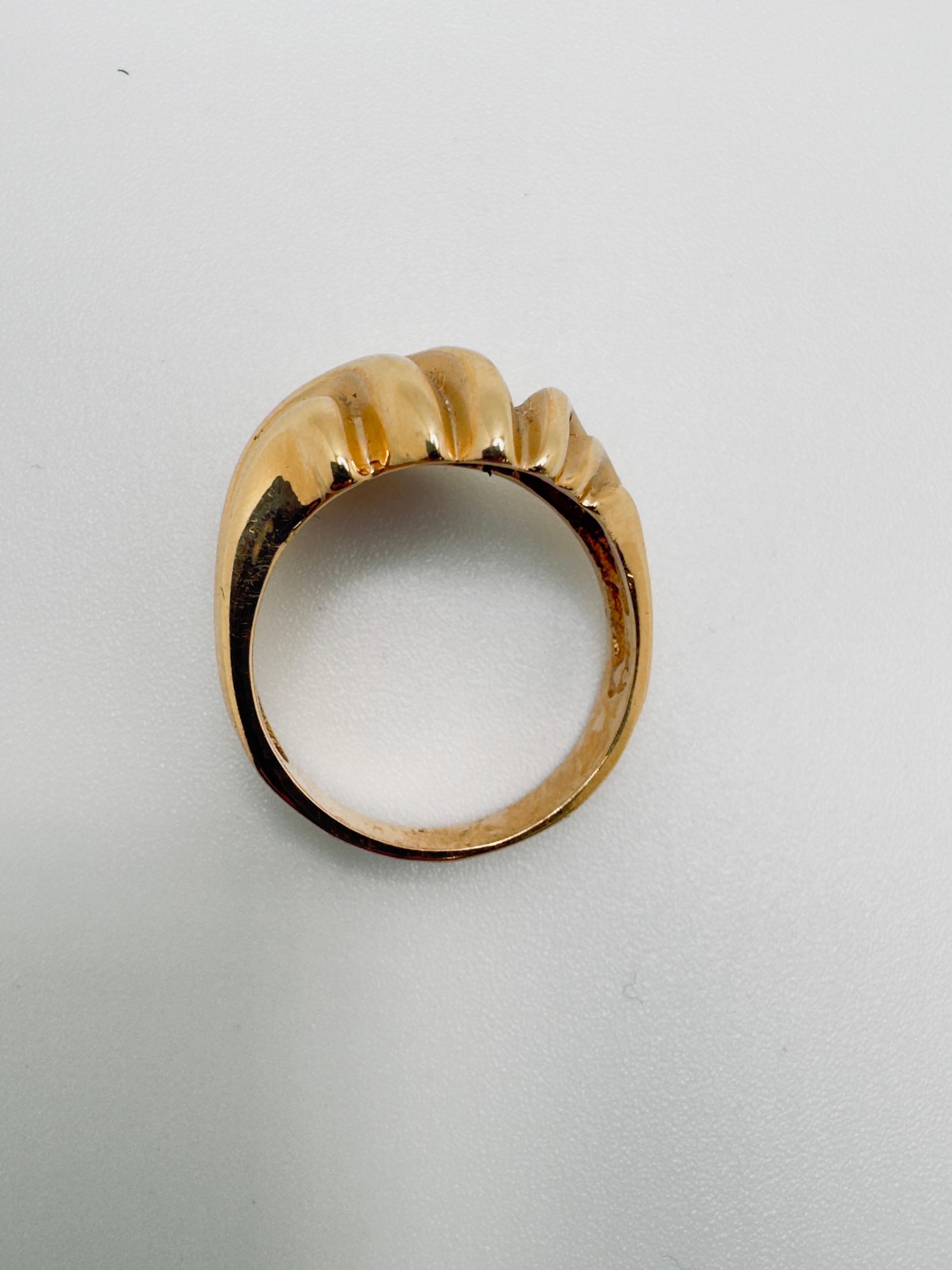 This stylish ladies’ ring is crafted in 14 karat yellow gold and showcases a flowing free-form wave design, evoking a sense of movement and modern elegance. The smooth, undulating curves create a fluid silhouette, reflecting light beautifully across