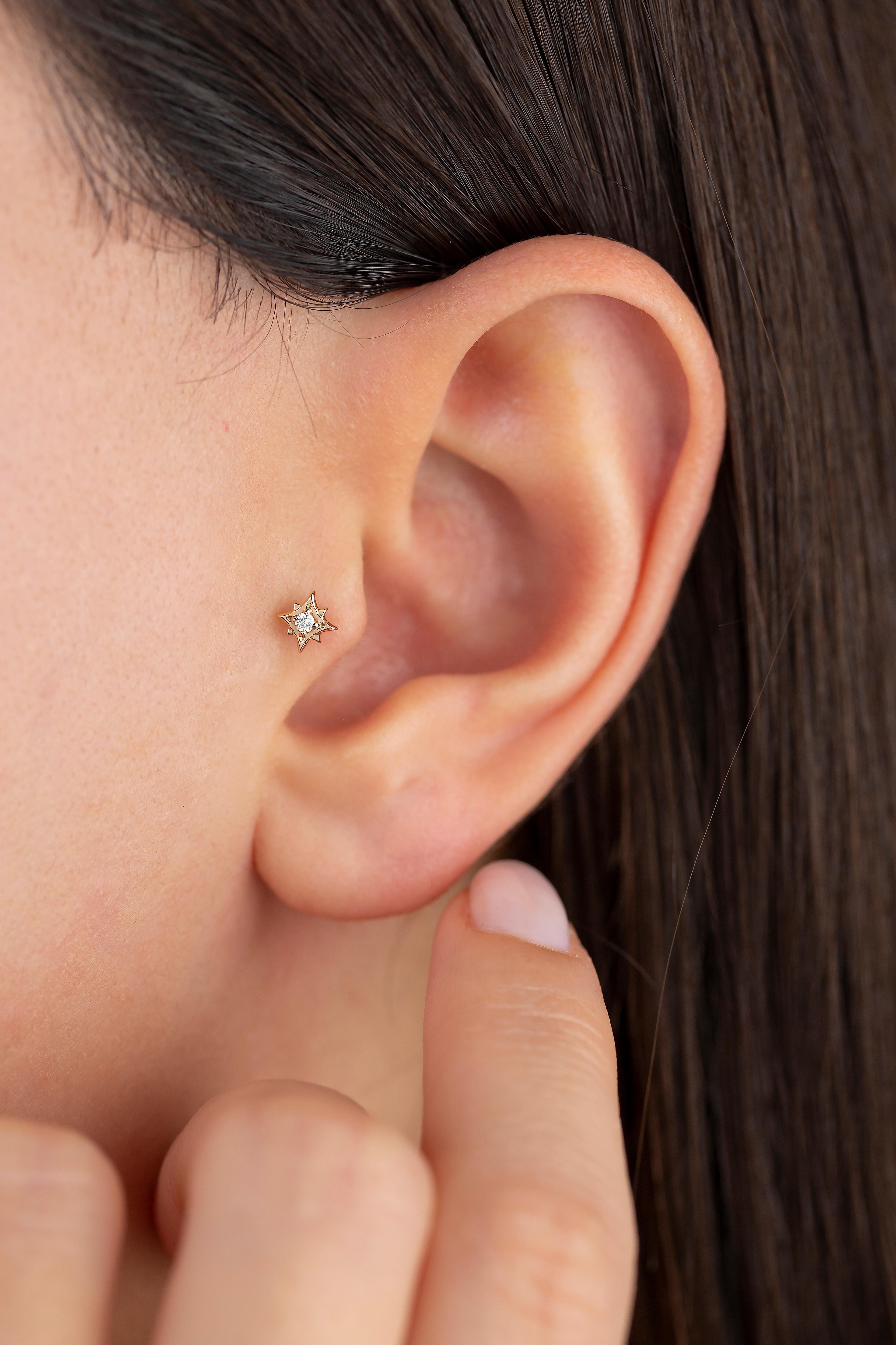 Moderne Boucles d'oreilles en or 14 carats avec diamants en forme d'étoile nord percée de 0,03 carat, en or et diamants en vente