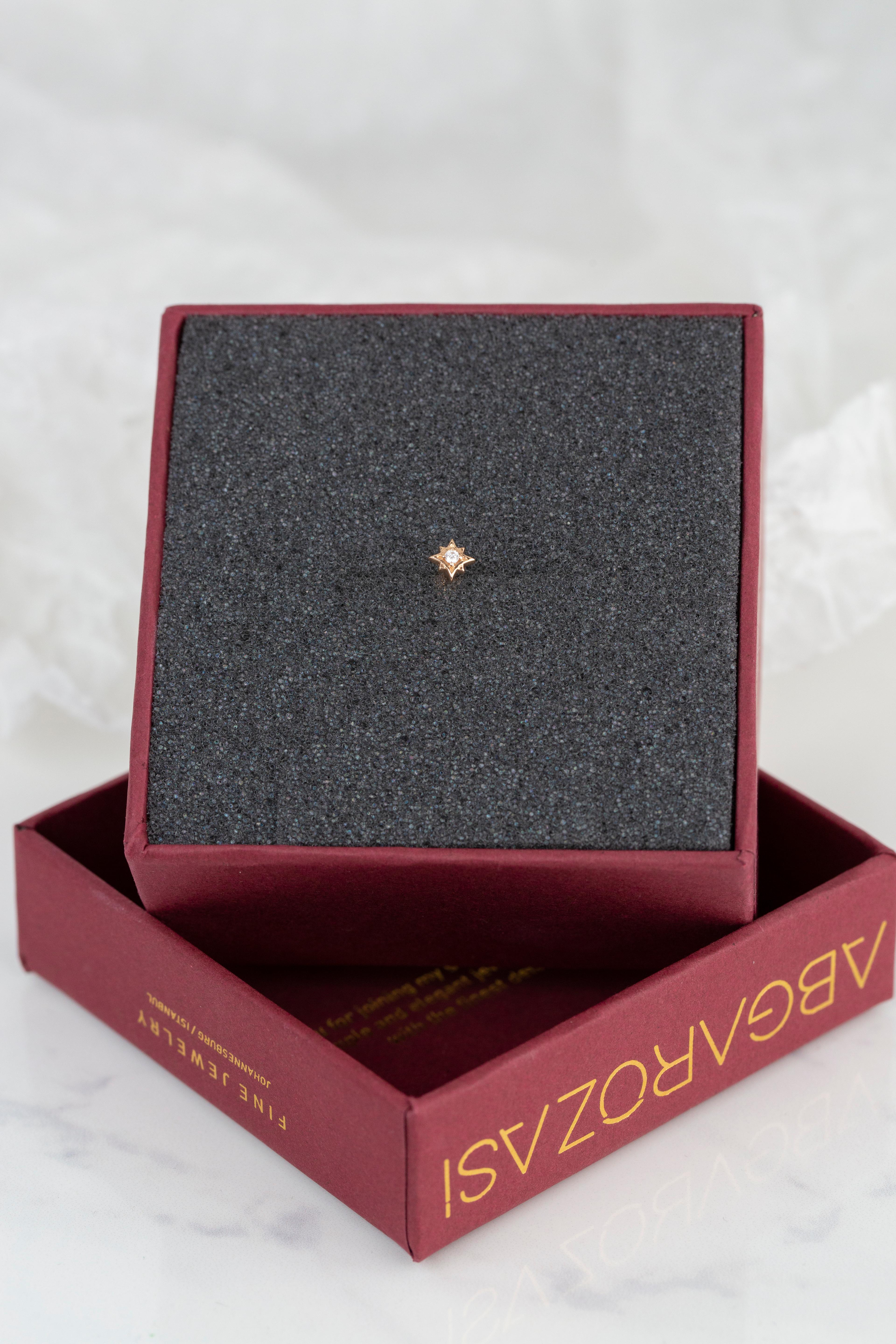 Taille baguette Boucles d'oreilles en or 14 carats avec diamants en forme d'étoile nord percée de 0,03 carat, en or et diamants en vente