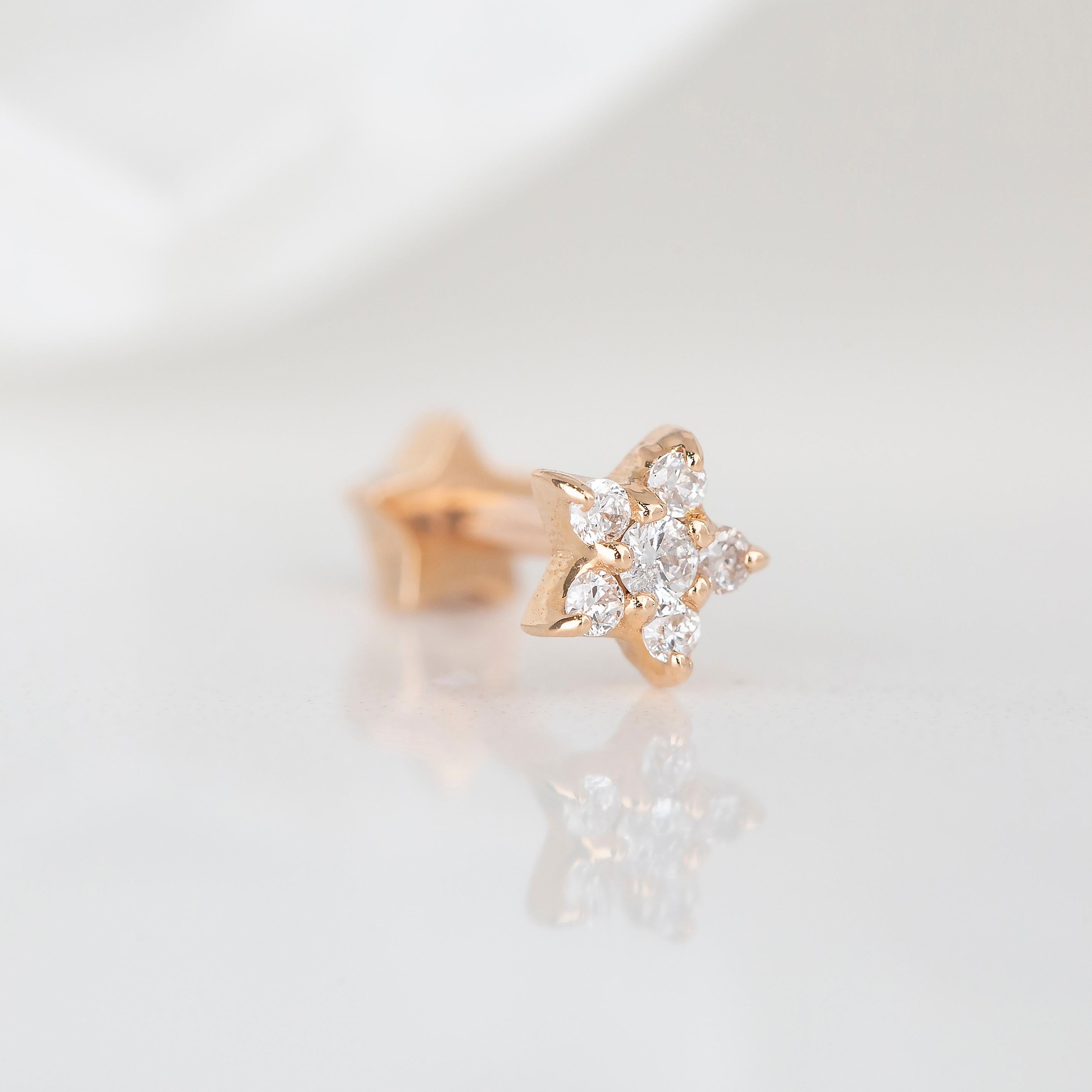 14 Karat Gold 0,05 Karat Diamant Stern-Ohrring mit durchbrochenem 14 Karat Gold Diamant (Brillantschliff) im Angebot