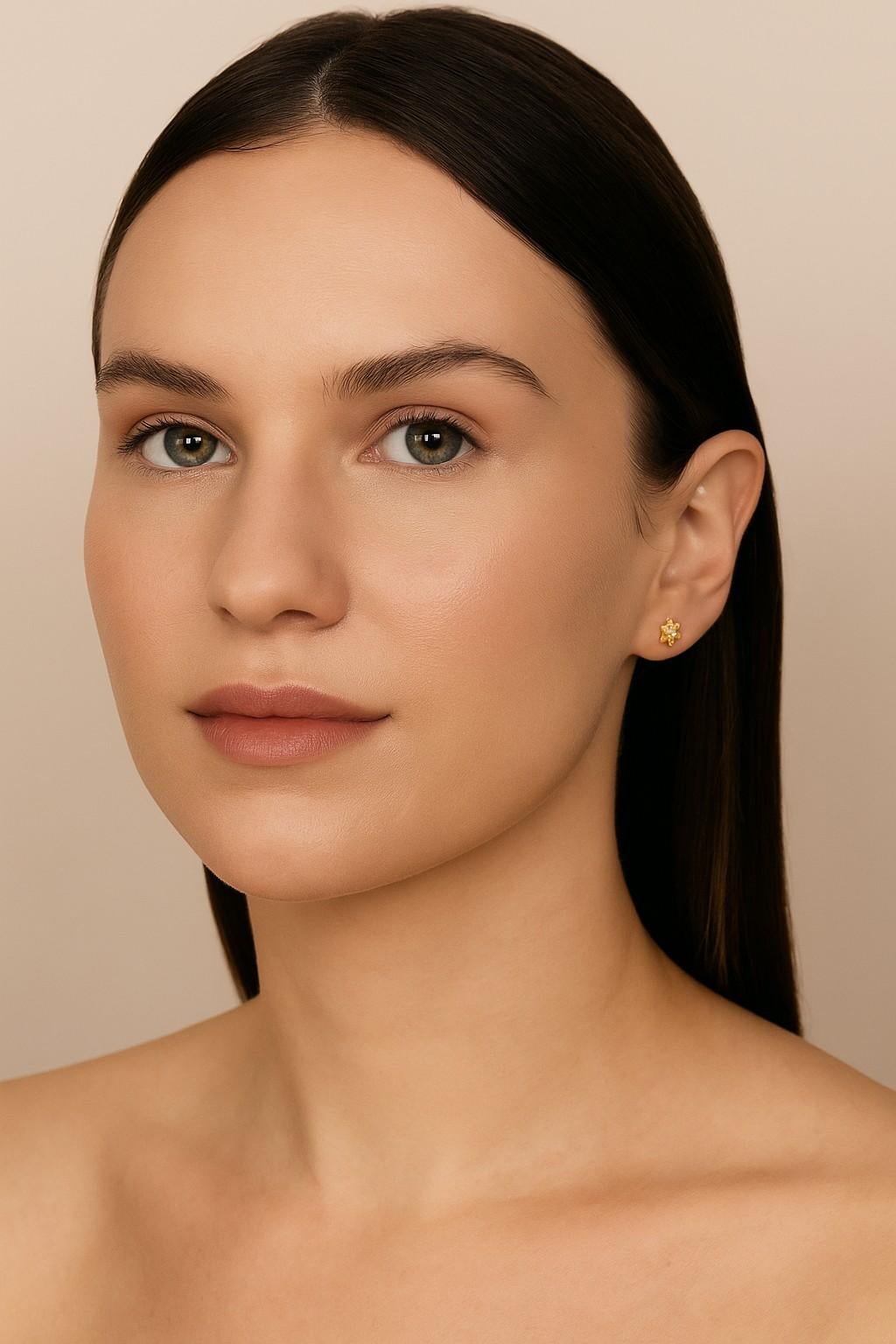 Taglio rotondo 14K Gold 0.05 ct. tw. Daisy Stud Earrings in vendita