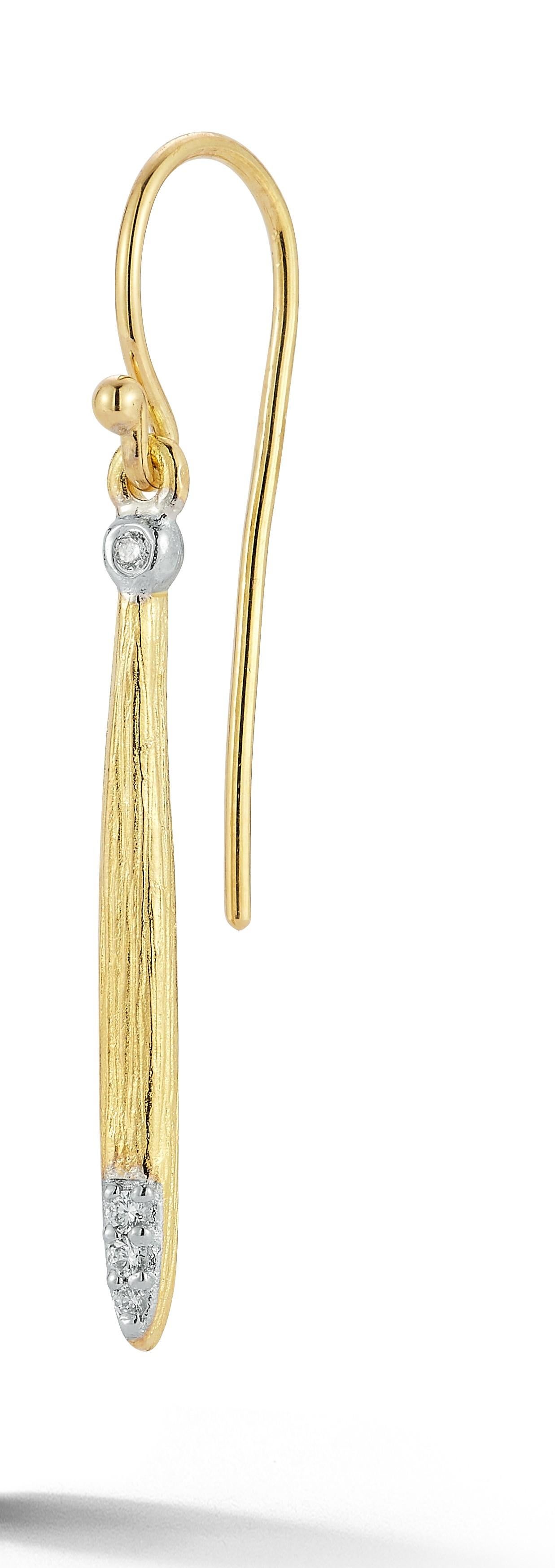 Orecchini a bastoncino pendenti in oro giallo 14 carati con finitura lucida e texture, impreziositi da 0,08 carati di diamanti incastonati.
