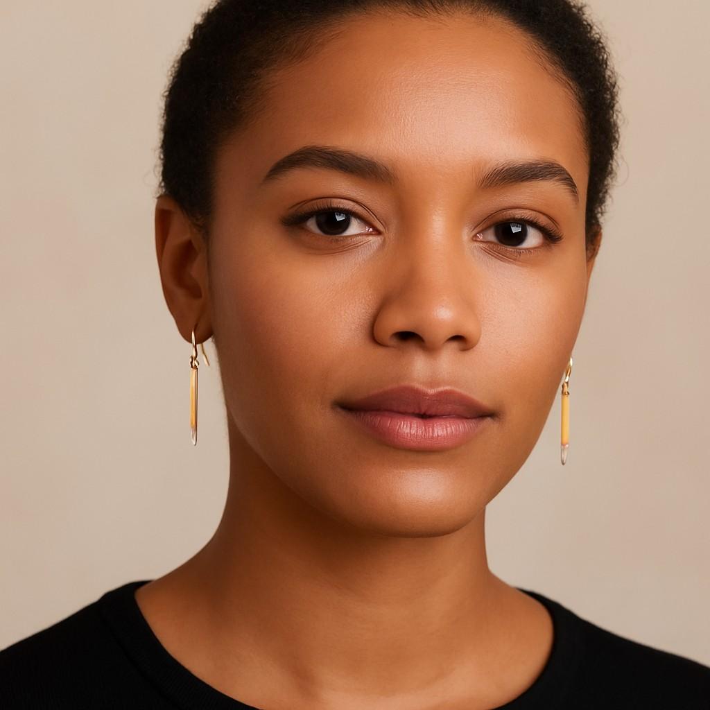 Oro 14K 0,08 ct. tw. Orecchini a bastoncino pendenti In condizioni Nuovo in vendita a Great Neck, NY