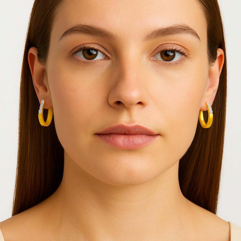 Oro 14K 0,08 ct. tw. Orecchini a cerchio In condizioni Nuovo in vendita a Great Neck, NY