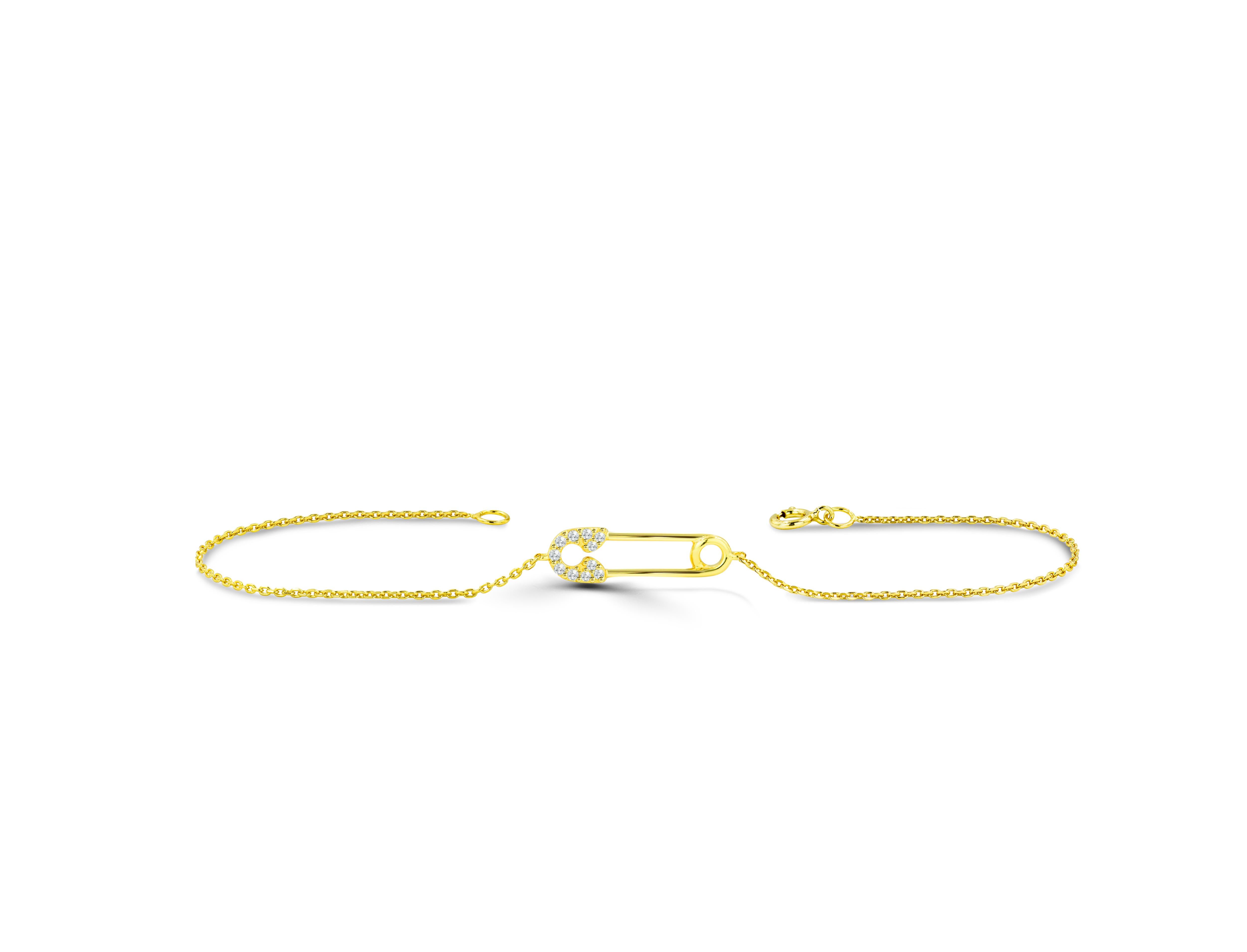 Moderne Bracelet minimaliste en or 14K avec épingle de sûreté en diamant 0,09 Ct. en vente