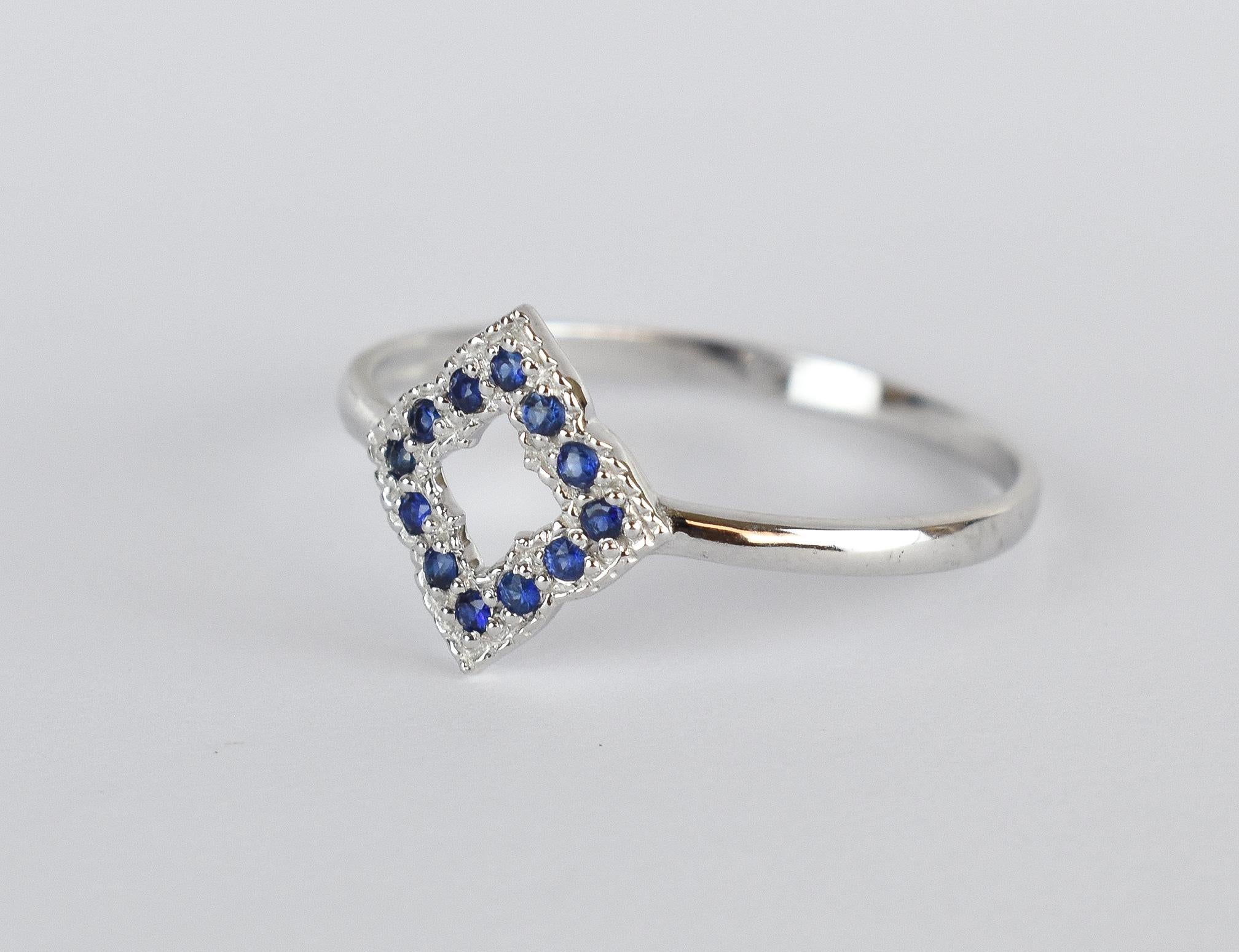 For Sale:  14k Gold 0.10 Carat sapphire clover ring 3
