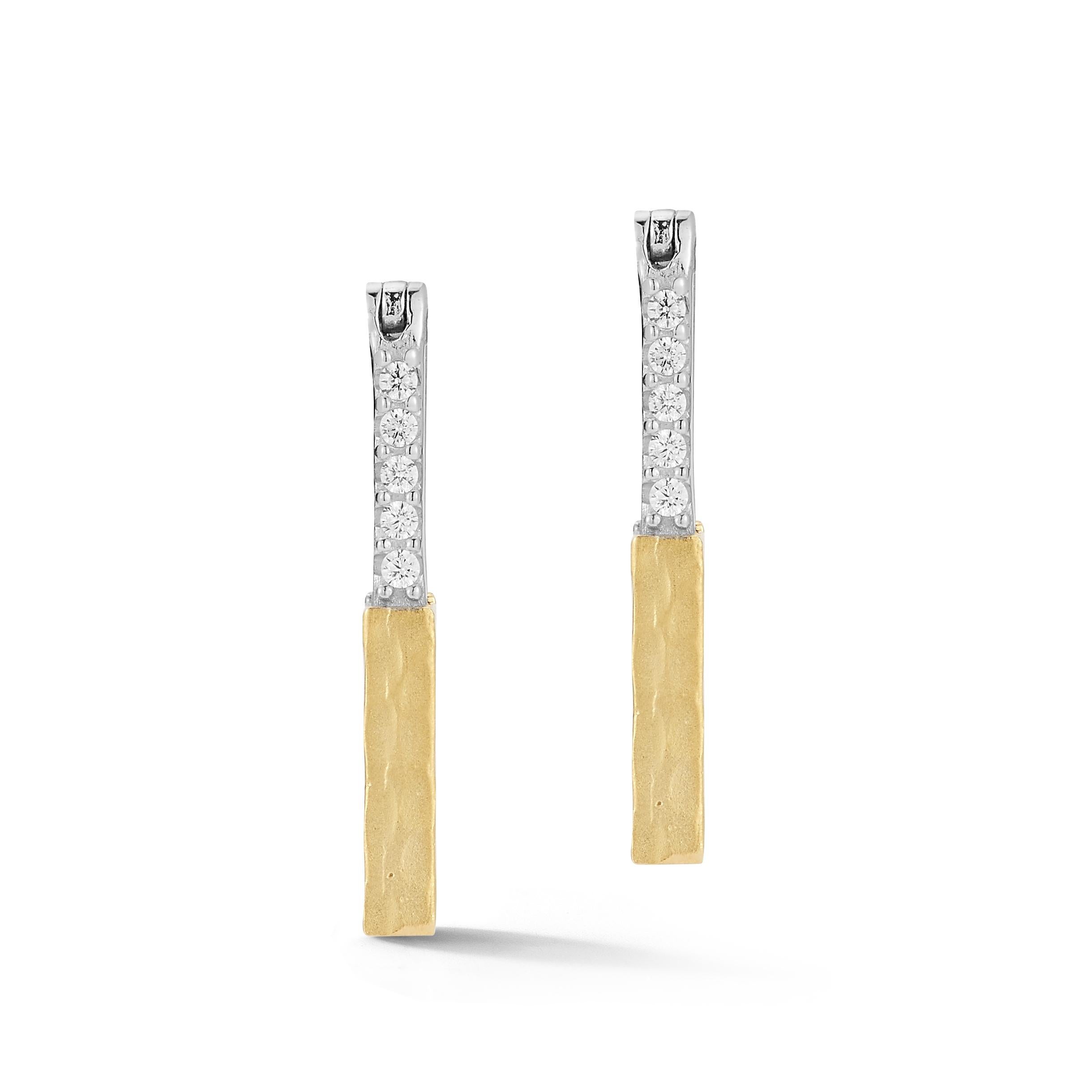 Orecchini a cerchio in oro giallo 14 carati con finitura opaca e a martello, impreziositi da 0,10 carati di diamanti incastonati.
