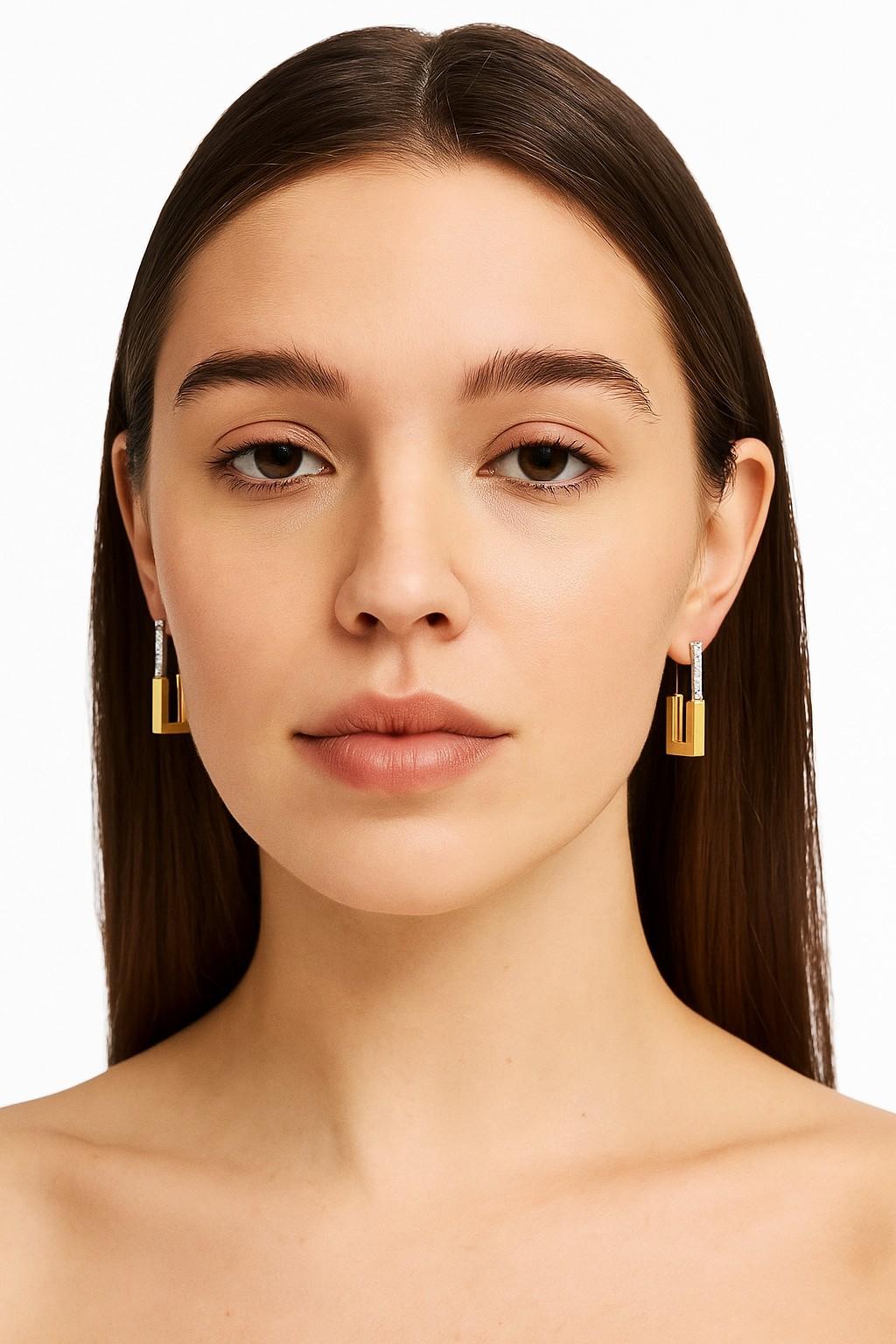 Taglio rotondo 14K Gold 0.10 ct. tw. Lock Hoop Earrings in vendita