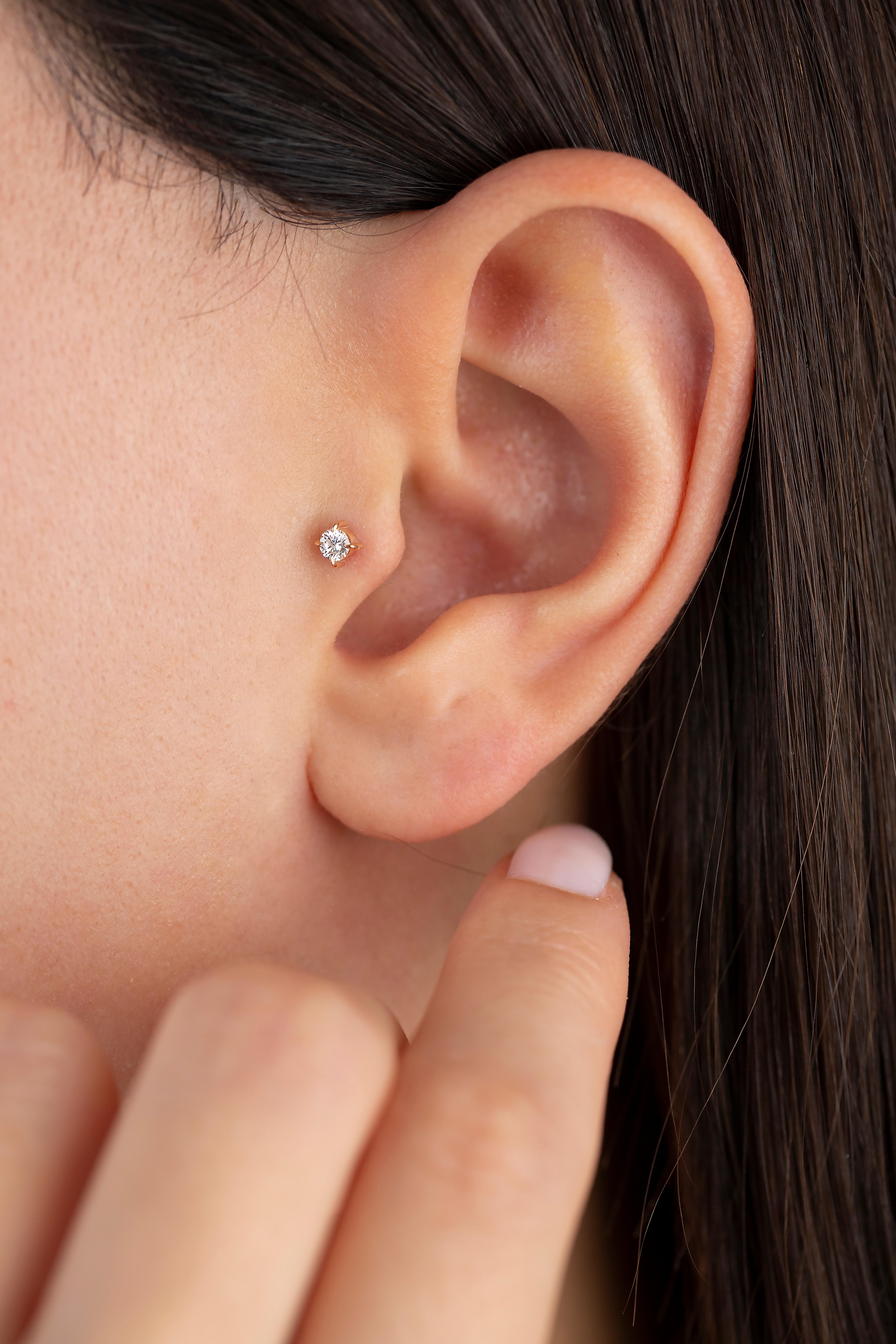 Taille ronde Boucles d'oreilles en or 14 carats avec diamants 0,11 carat percés, or et diamants 0,11 carat en vente