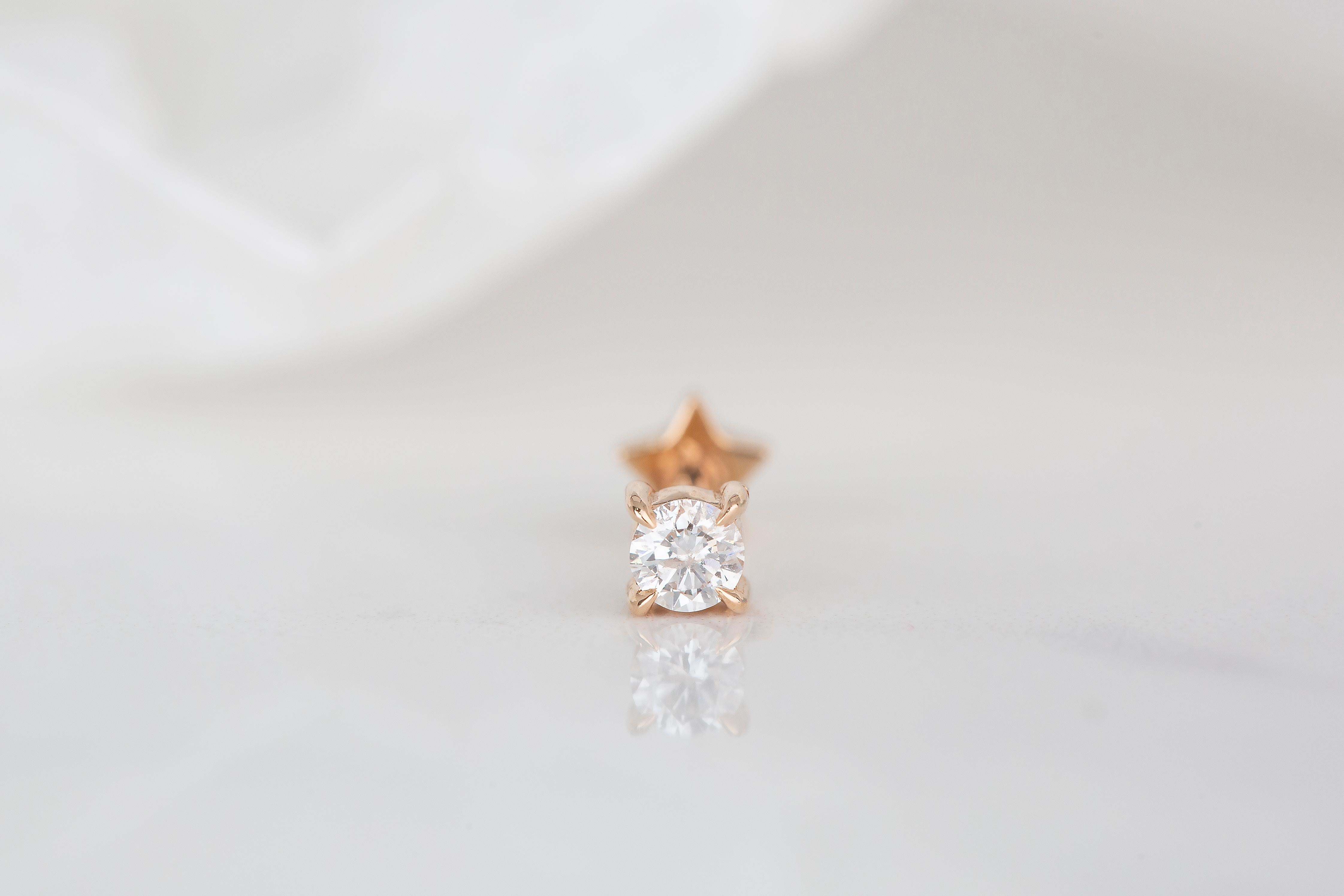 Boucles d'oreilles en or 14 carats avec diamants 0,11 carat percés, or et diamants 0,11 carat en vente 1