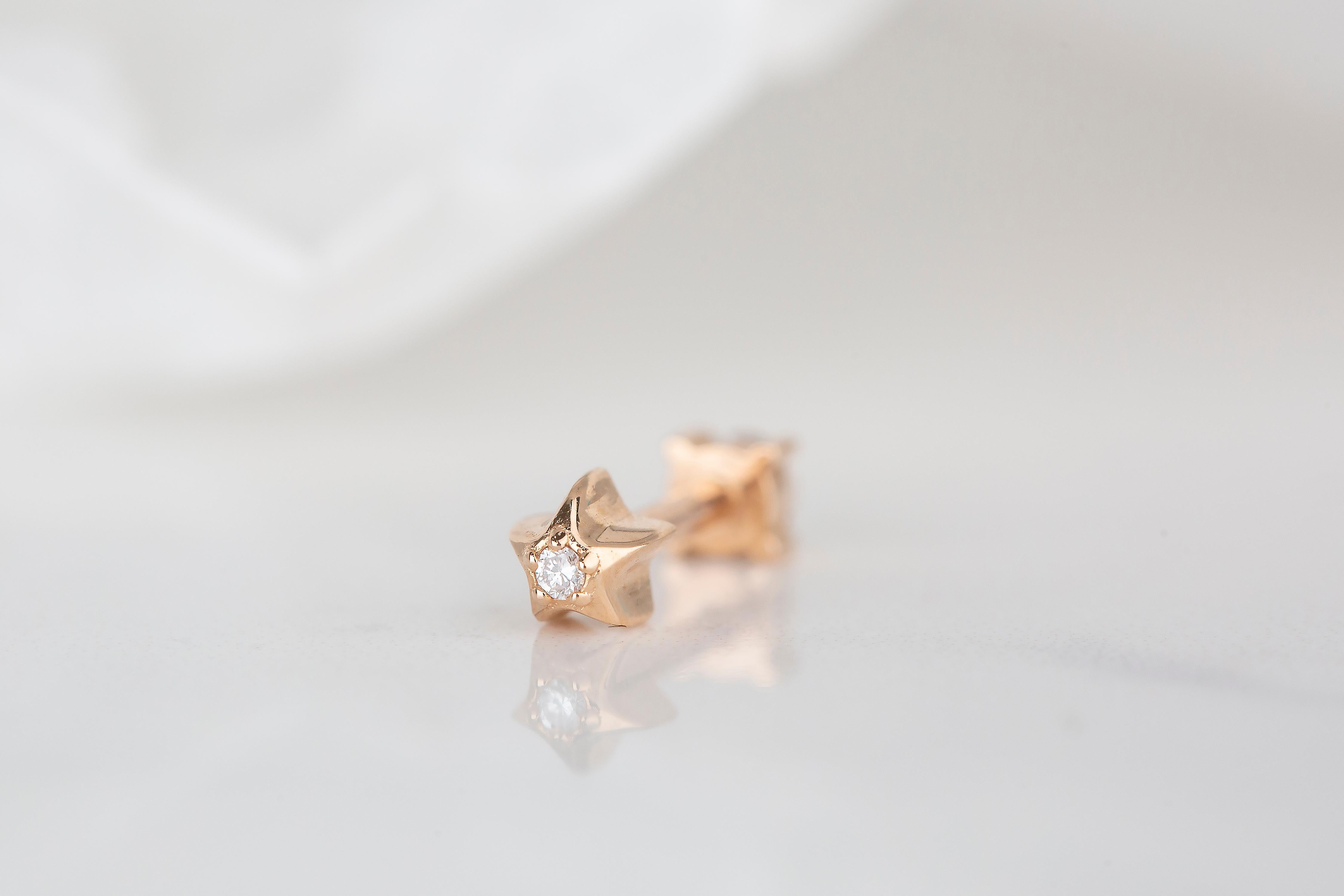 Boucles d'oreilles en or 14 carats avec diamants 0,11 carat percés, or et diamants 0,11 carat en vente 2