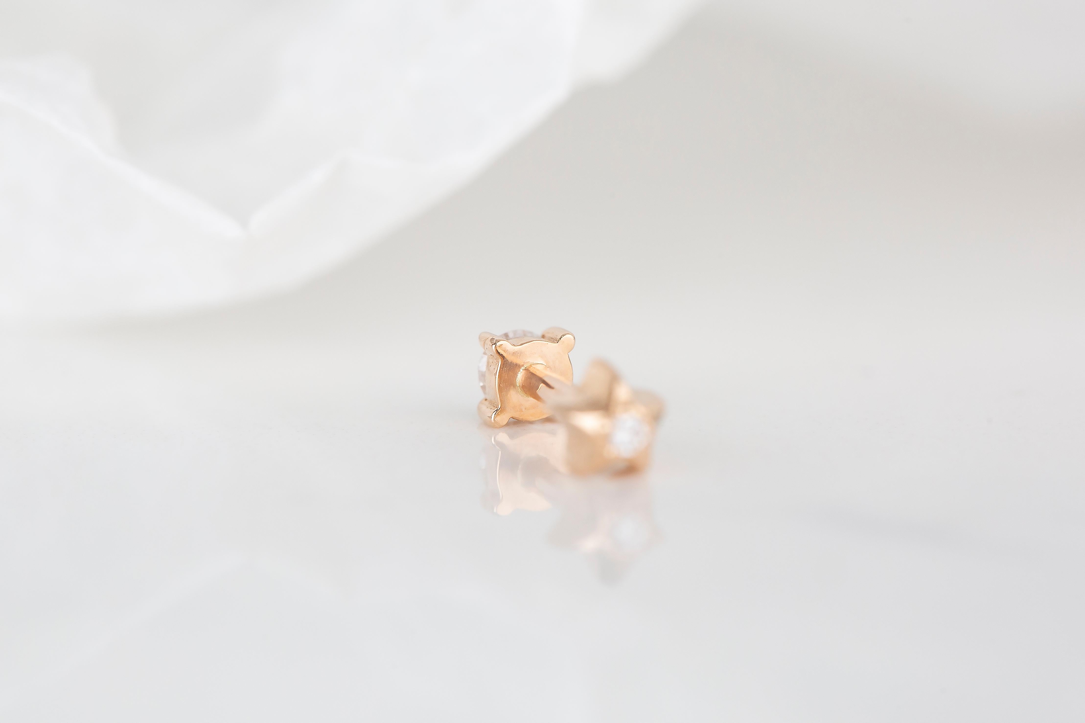 Boucles d'oreilles en or 14 carats avec diamants 0,11 carat percés, or et diamants 0,11 carat en vente 3