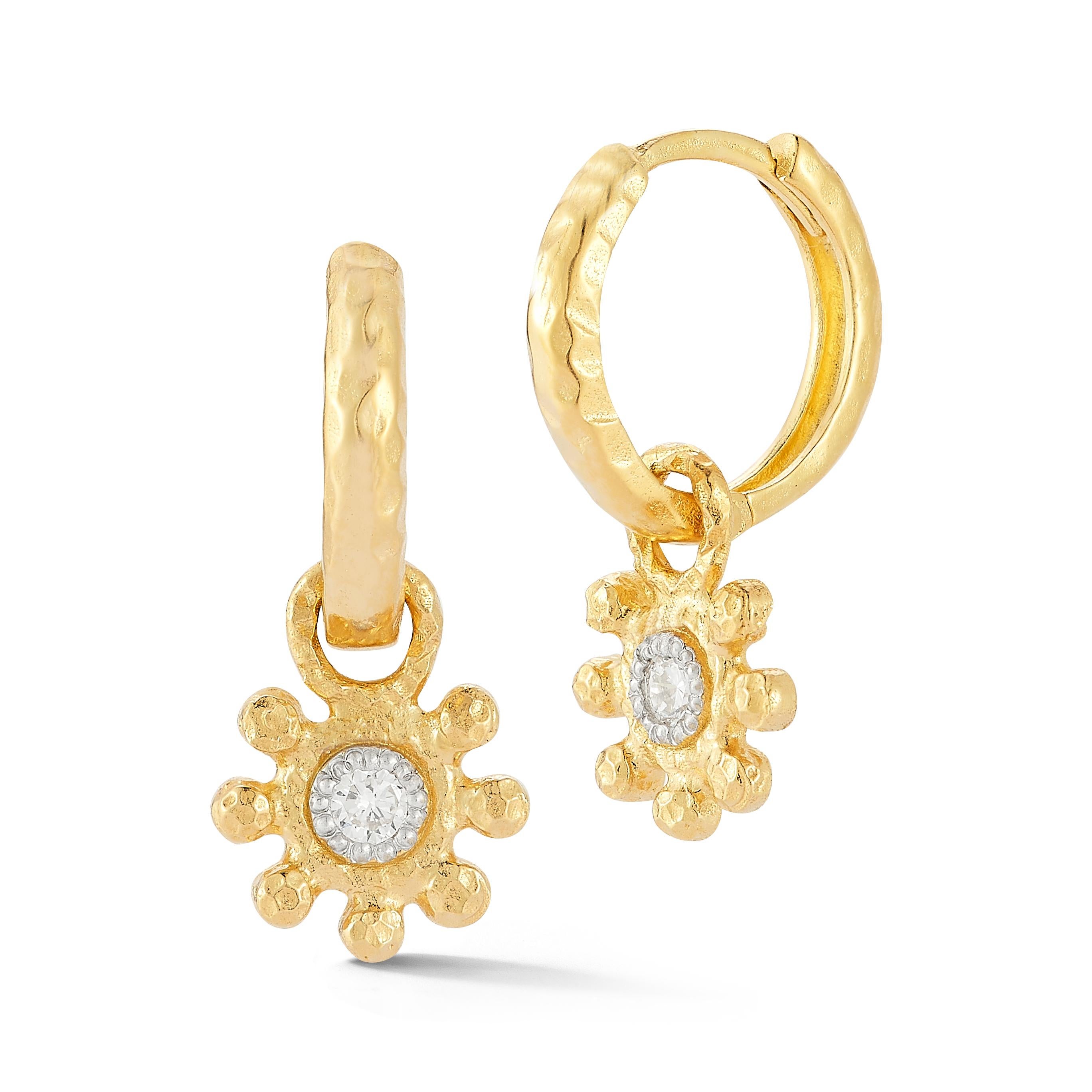 Orecchini a cerchio in oro giallo 14 carati lucidati e rifiniti a martello con charms floreali pendenti, centrati da 0,14 carati di diamanti incastonati
