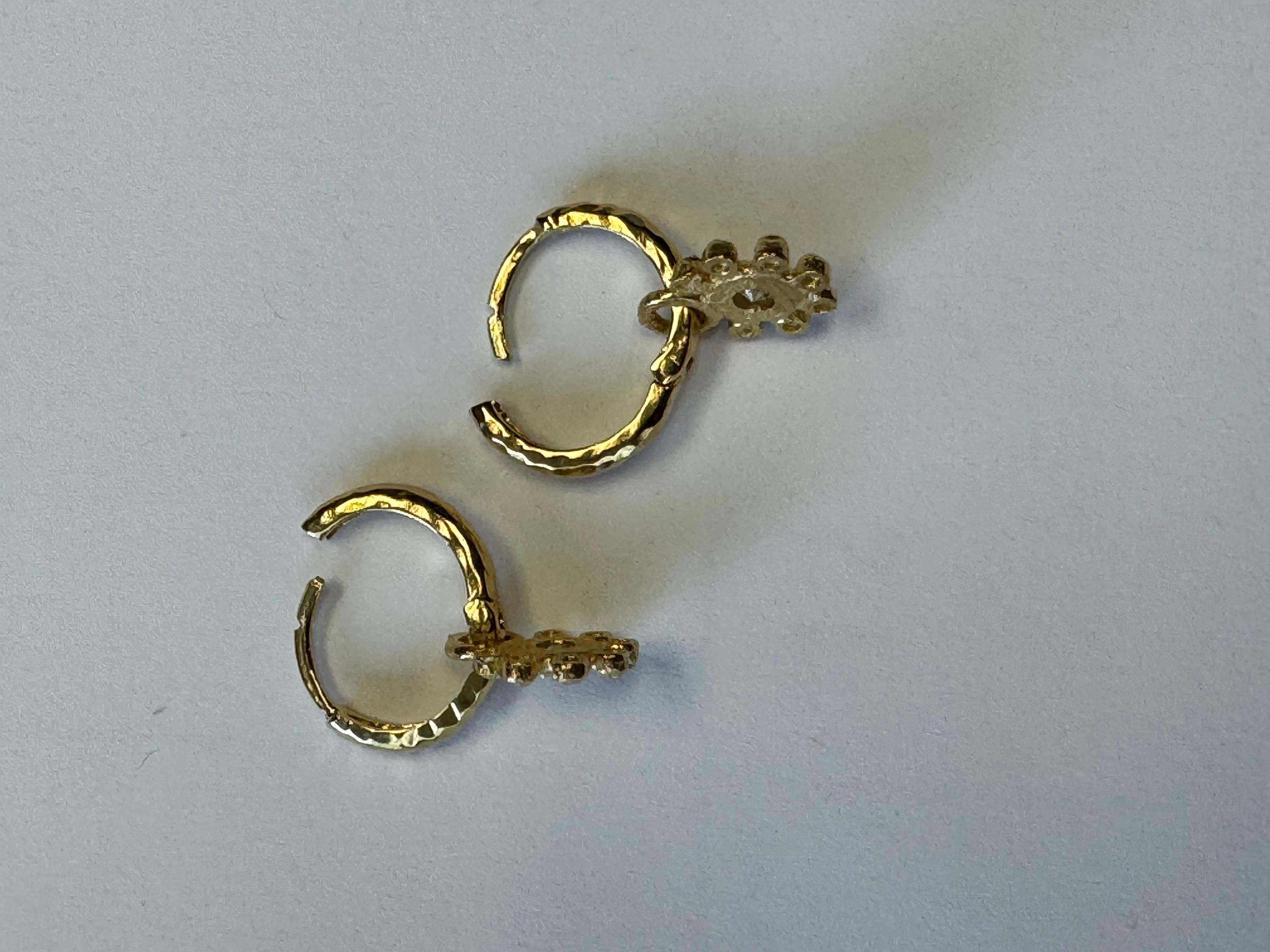 Taglio rotondo Oro 14K 0,14 ct. tw. Orecchini a cerchio con charms a forma di fiori pendenti in vendita