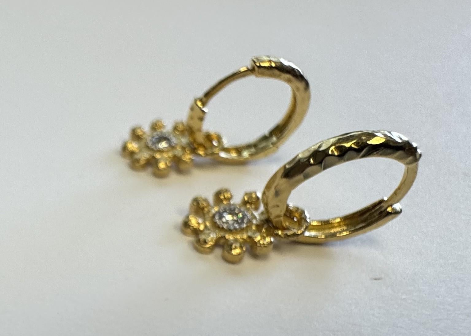 Oro 14K 0,14 ct. tw. Orecchini a cerchio con charms a forma di fiori pendenti In condizioni Nuovo in vendita a Great Neck, NY