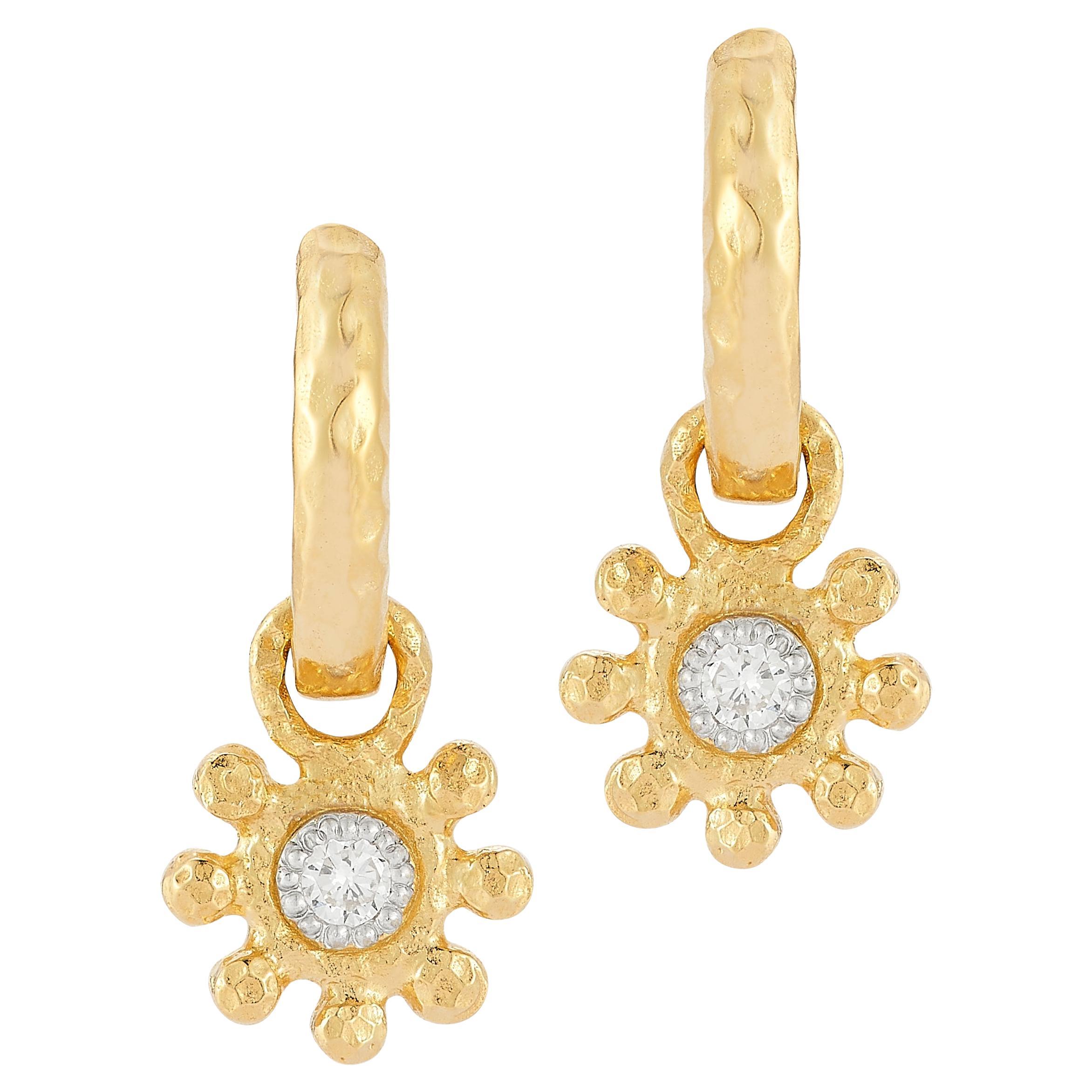 Oro 14K 0,14 ct. tw. Orecchini a cerchio con charms a forma di fiori pendenti in vendita