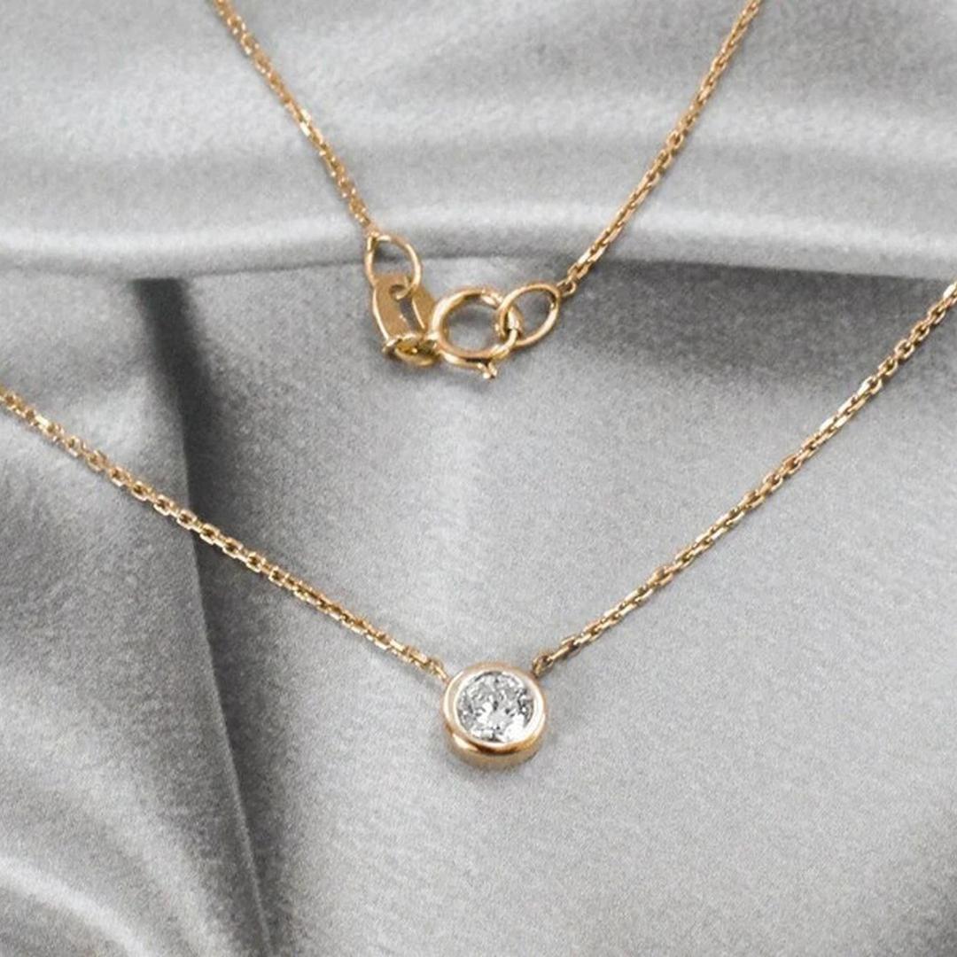Collier solitaire en or 14 carats serti d'un diamant de 3,5 mm et d'un chaton en diamant Unisexe en vente