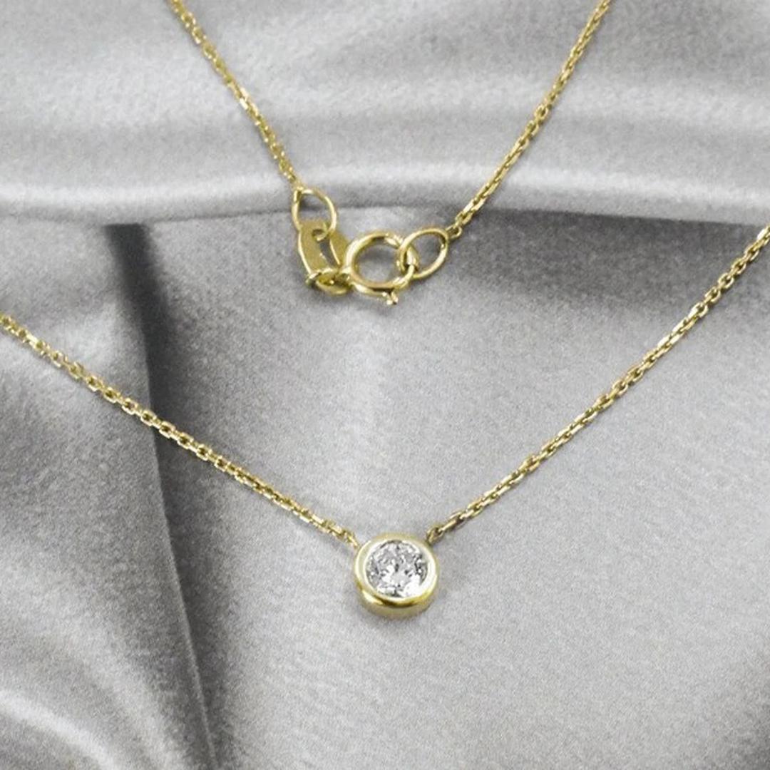 Collier solitaire en or 14 carats serti d'un diamant de 3,5 mm et d'un chaton en diamant en vente 2