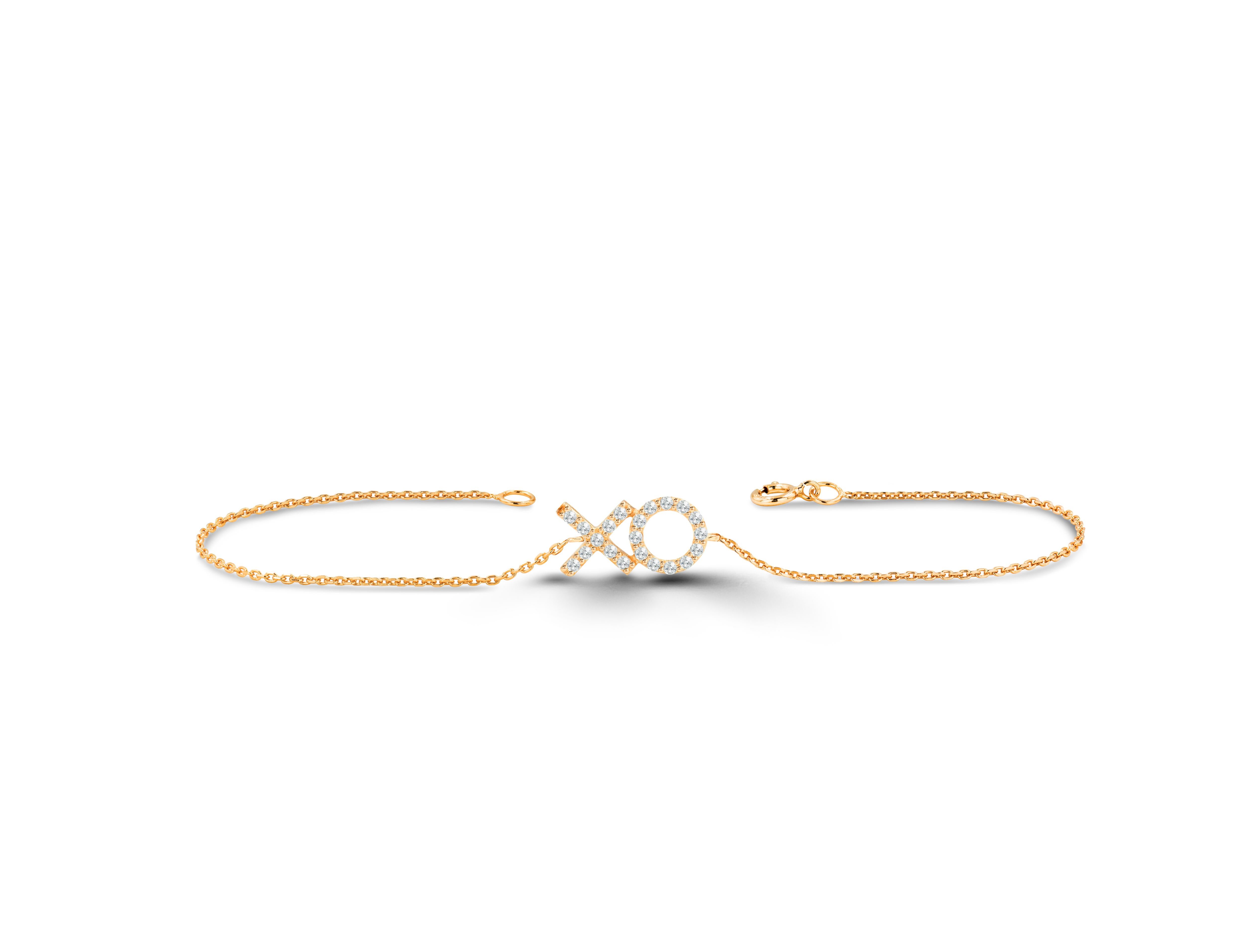 Das schöne und elegante Armband XO XO ist ein perfektes Geschenk für Ihre beste Freundin. Es ist aus reinem Gold gefertigt und besteht aus echten und natürlichen Diamanten. Dieses minimalistische Armband verleiht Ihrer Hand einen raffinierten und
