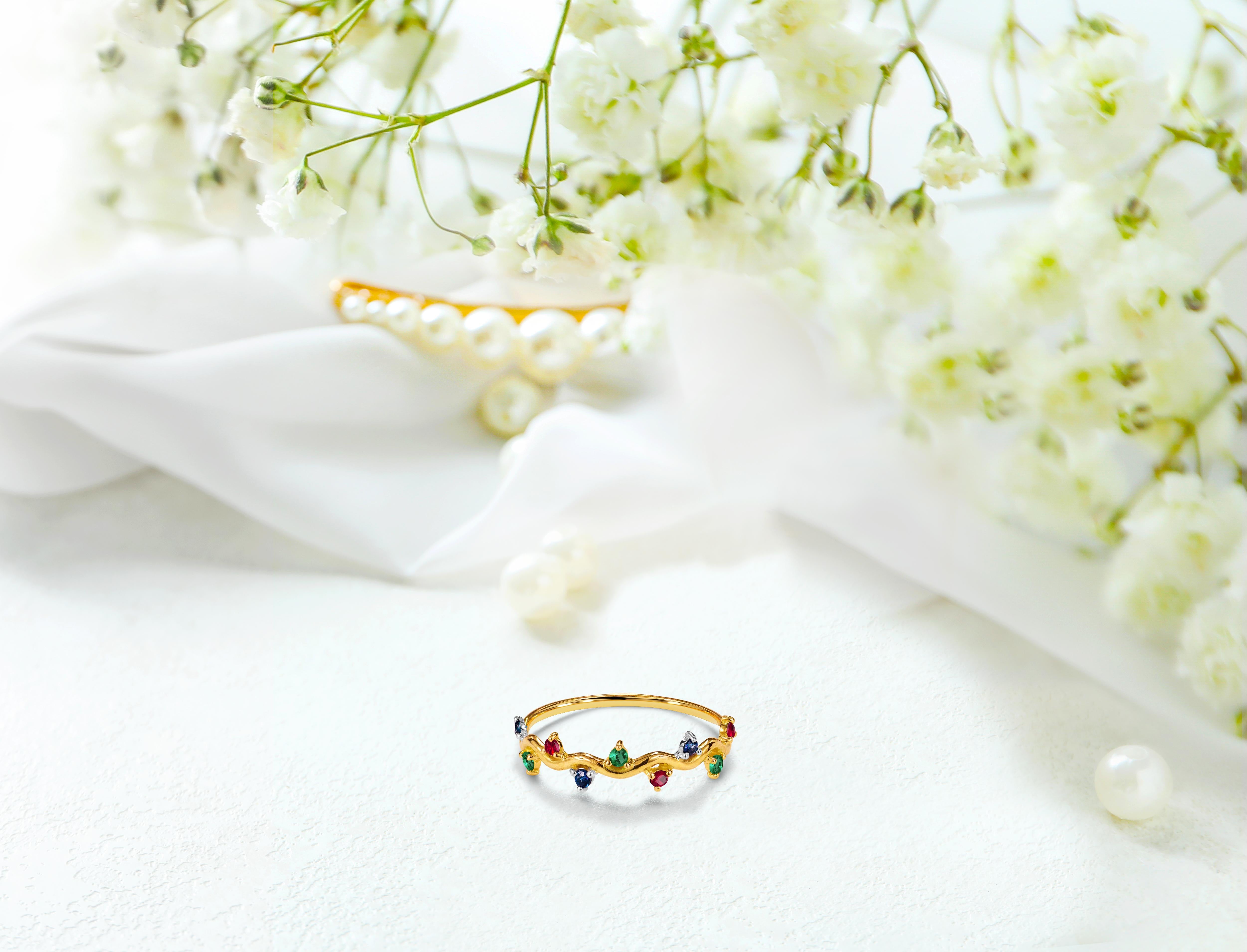 For Sale:  14k Gold 0.21 Carat Emerald Ruby And Sapphire Multi Stone Ring 11