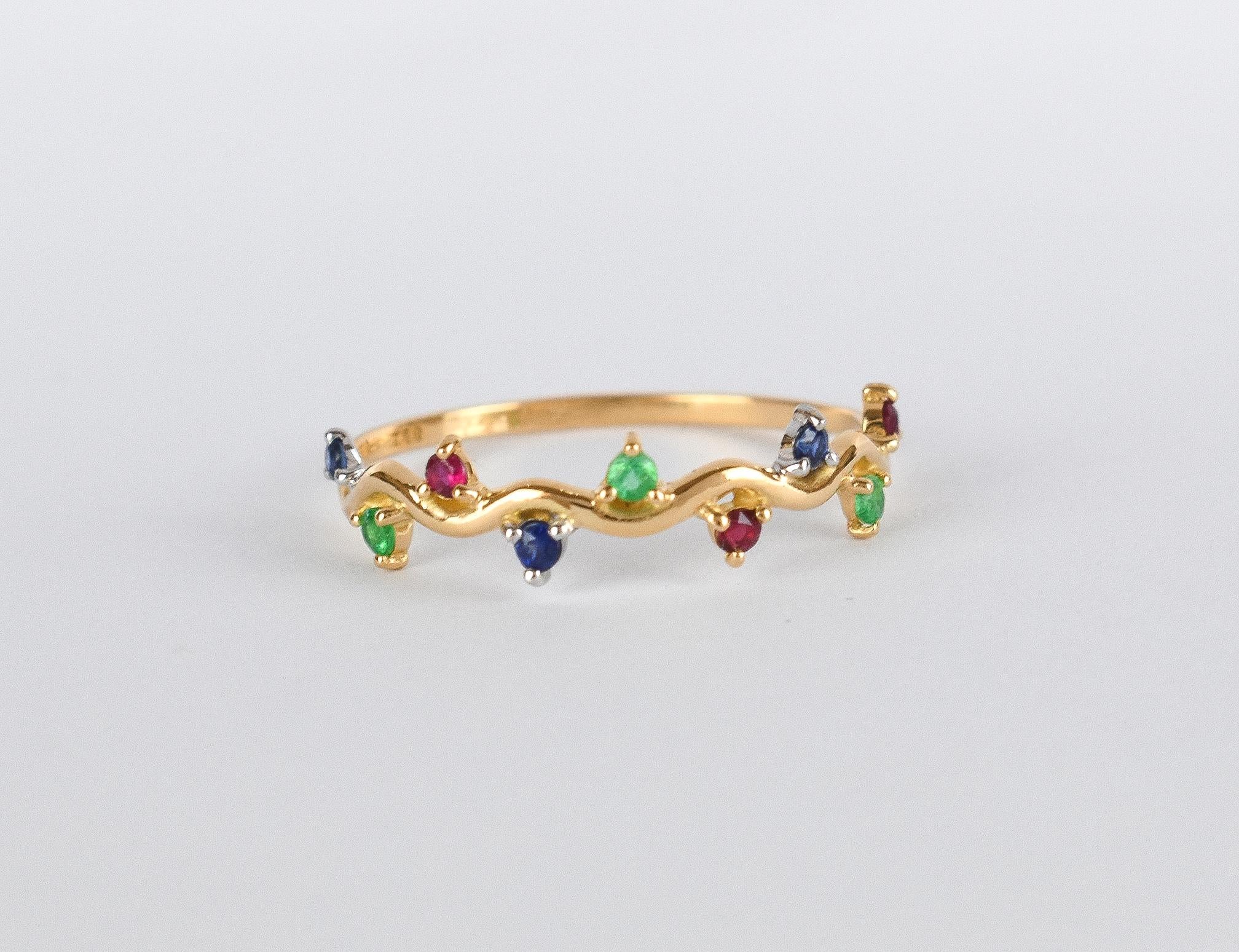 For Sale:  14k Gold 0.21 Carat Emerald Ruby And Sapphire Multi Stone Ring 4
