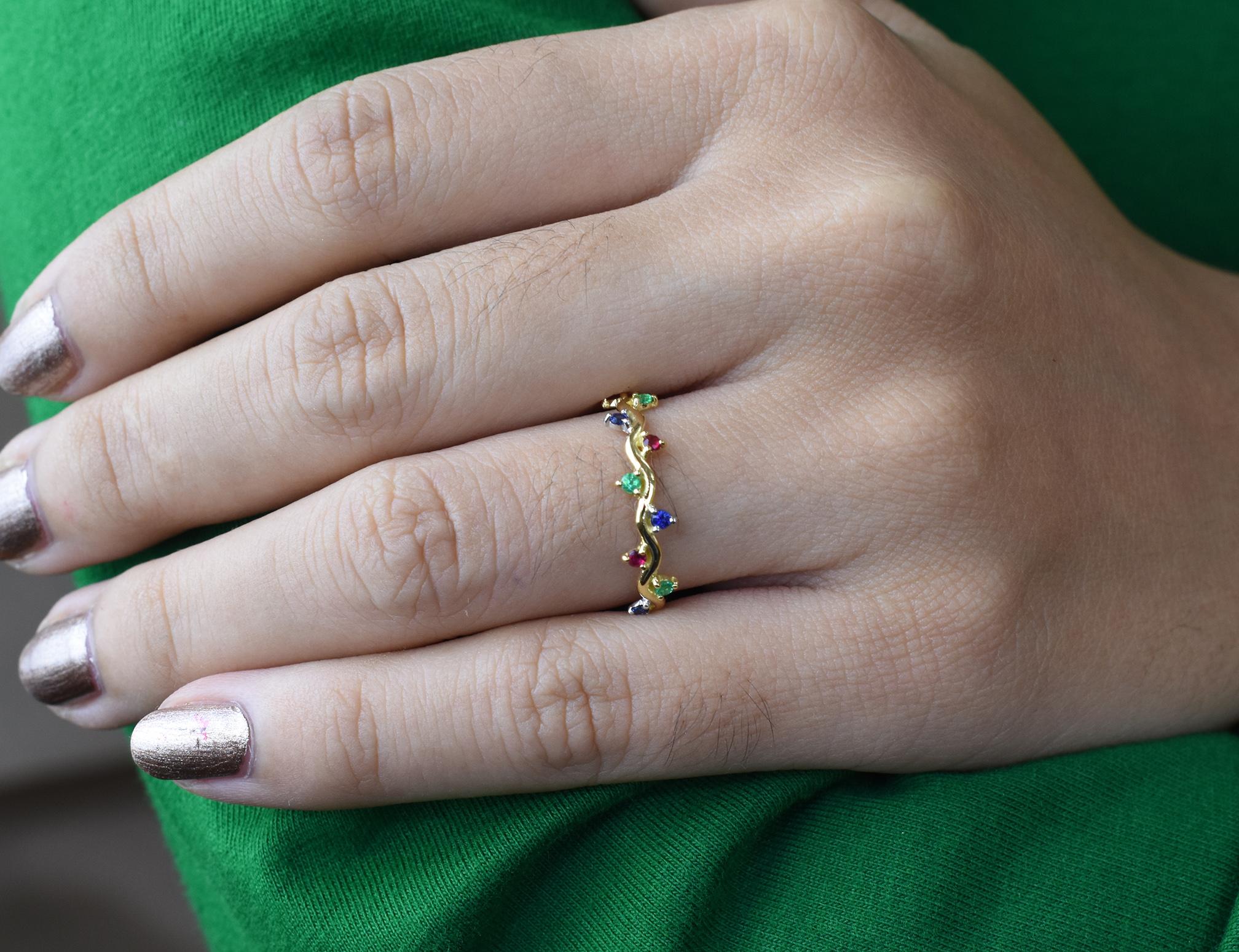 For Sale:  14k Gold 0.21 Carat Emerald Ruby And Sapphire Multi Stone Ring 7