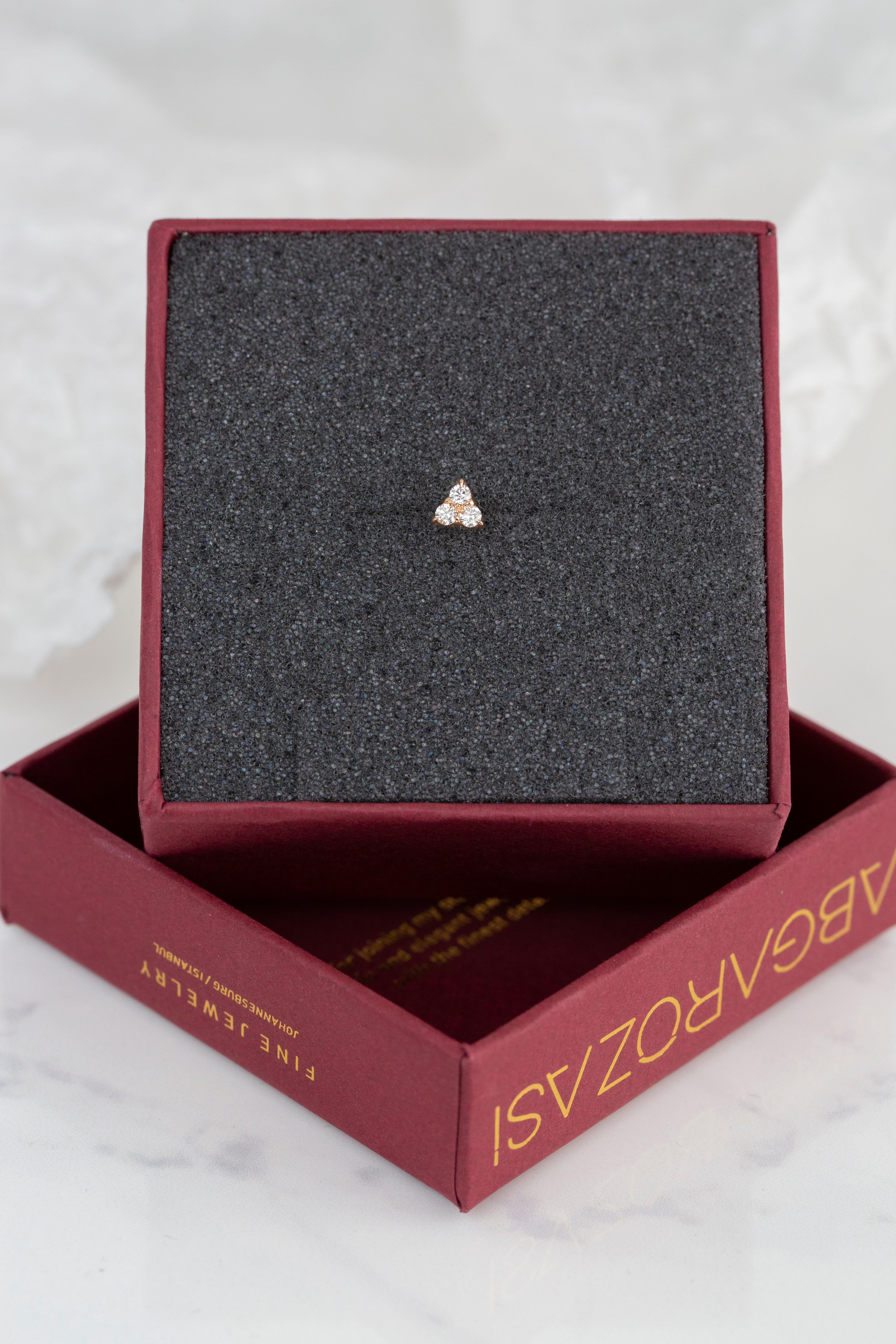 Taille ronde Boucles d'oreilles en or 14 carats avec trois diamants en tria de 0,21 carat, percées d'or et de 0,21 carat en vente