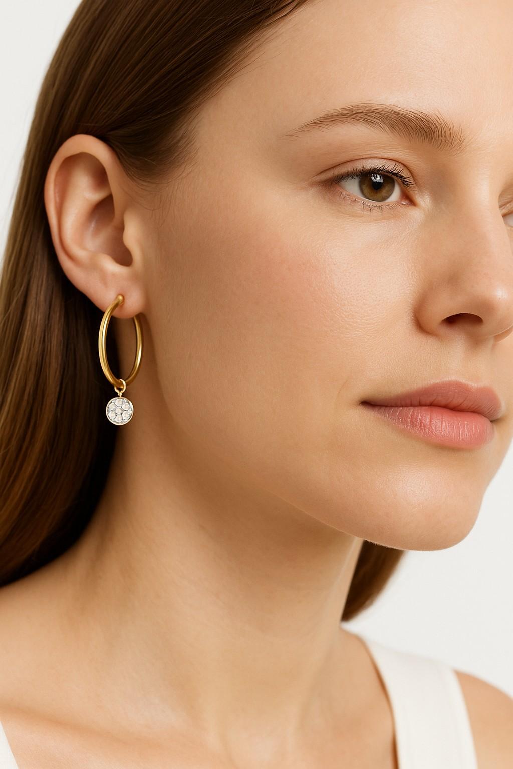 Taille ronde Boucles d'oreilles en or 14K 0.22 ct. tw. 25mm avec charms de diamants en suspension en vente