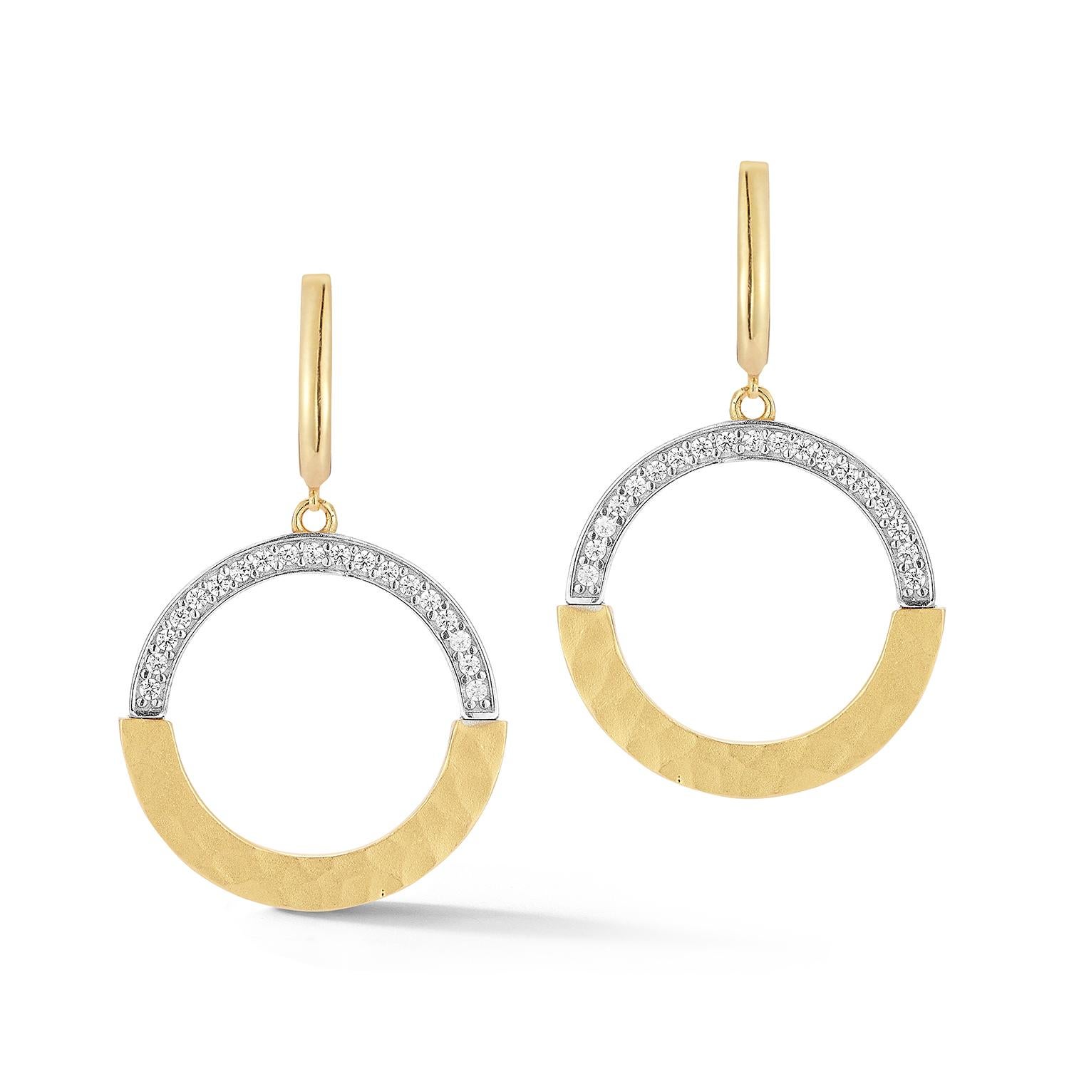 Pendientes Círculo Abierto Colgantes de Oro Amarillo de 14 Kilates Acabado Mate y Martillo, Acentuados con 0,23 Quilates de Diamantes Engastados Pave
