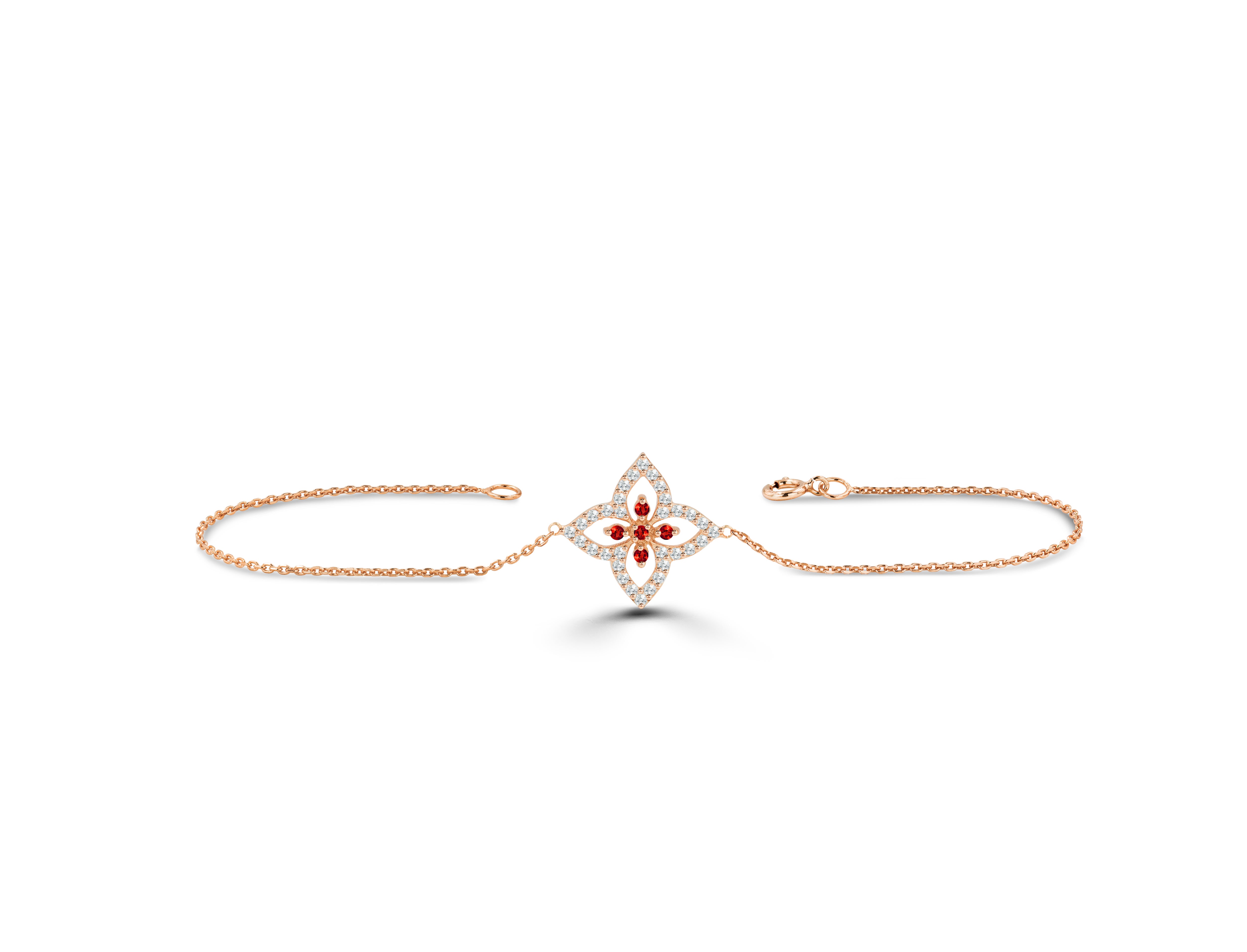 Das 0,25 Karat Diamant-Kleeblatt-Armband ist das perfekte Alltagsarmband. Sie können es in der Goldfarbe und dem Goldkarat Ihrer Wahl erhalten, es kann auch mit dem Edelstein Ihrer Wahl - Smaragd, Rubin oder Saphir - angepasst werden. Unser