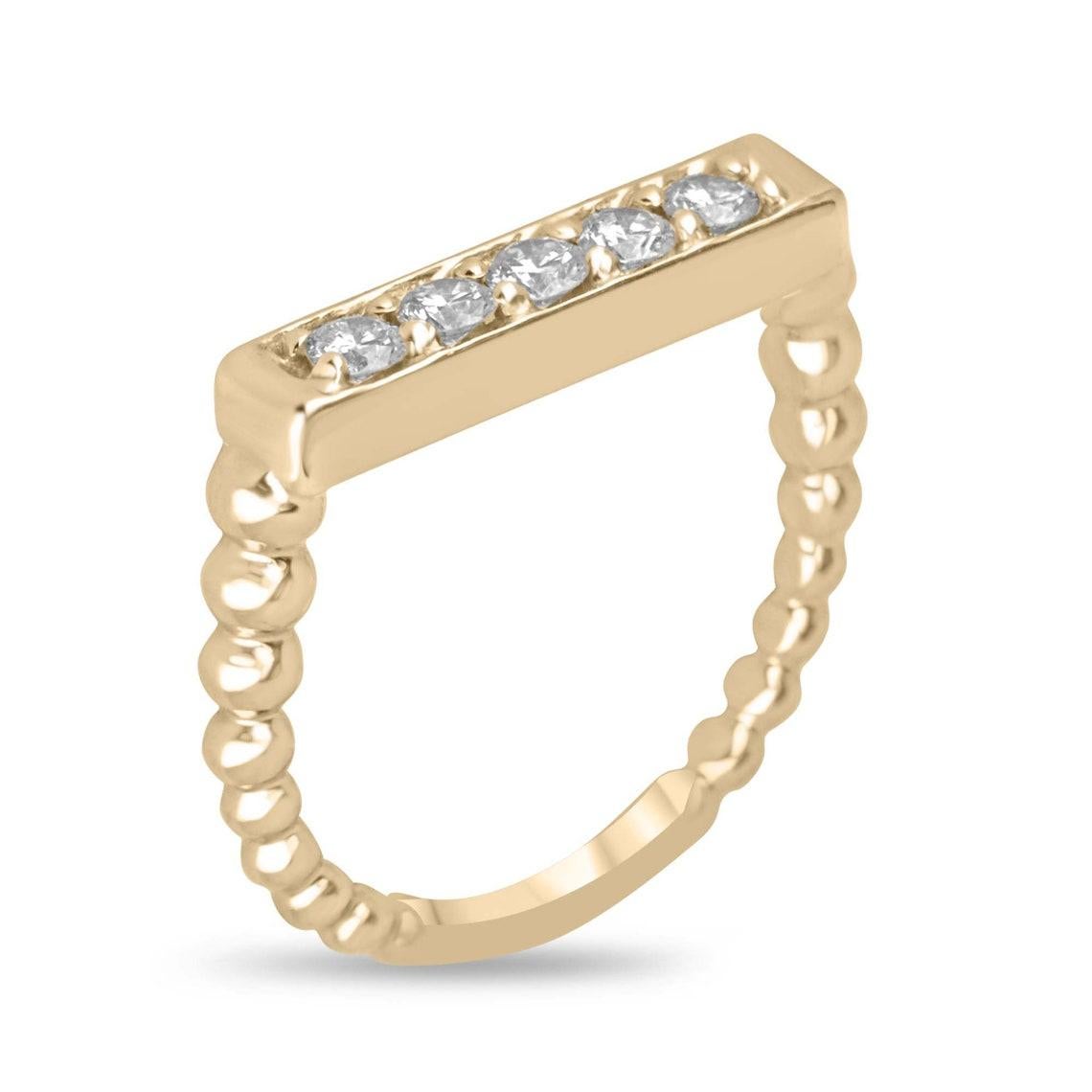 Wir stellen unseren Diamond Bar Ring vor, den ultimativen Stapelring, der jeder Schmucksammlung einen Hauch von zeitloser Eleganz verleiht. Dieses exquisite Schmuckstück ist mit fünf runden Brillanten besetzt, die in einem schlanken Barren-Design