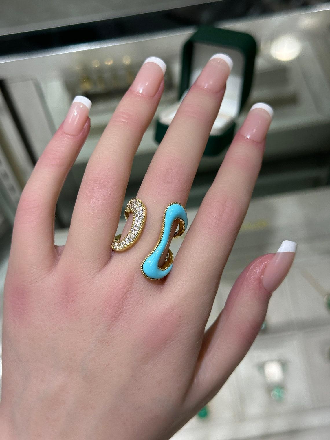 Art déco Bague en or 14 carats sertie d'un diamant taille ronde de 0,40 carat et d'une turquoise de forme irrégulière en vente