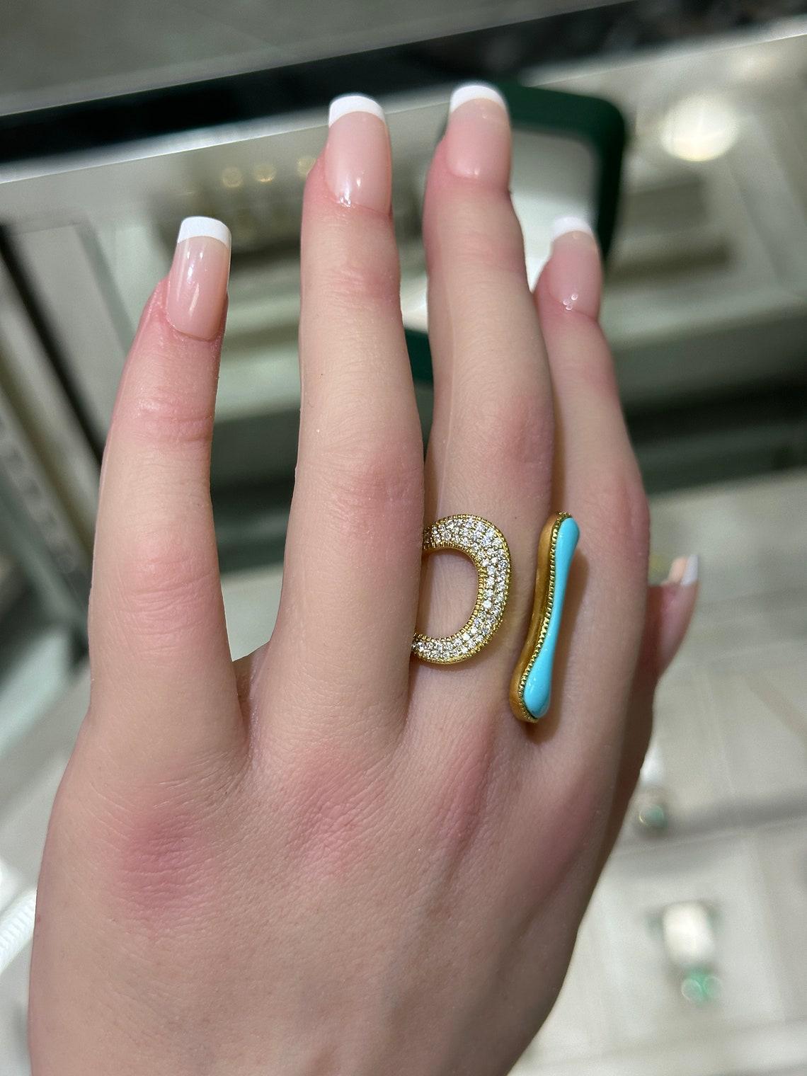 Taille ronde Bague en or 14 carats sertie d'un diamant taille ronde de 0,40 carat et d'une turquoise de forme irrégulière en vente