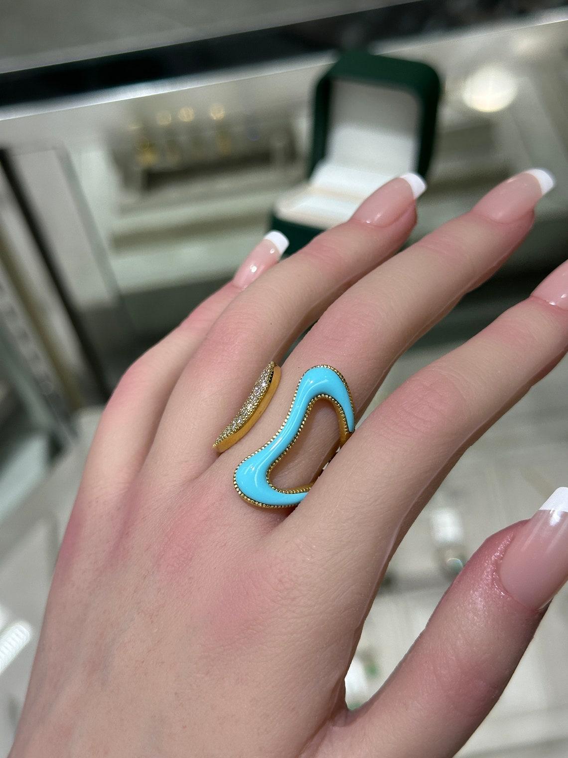Bague en or 14 carats sertie d'un diamant taille ronde de 0,40 carat et d'une turquoise de forme irrégulière Neuf - En vente à Jupiter, FL