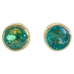 Boucles d'oreilles en or 14K avec chaton de 0.40ct d'émeraudes rondes et vives