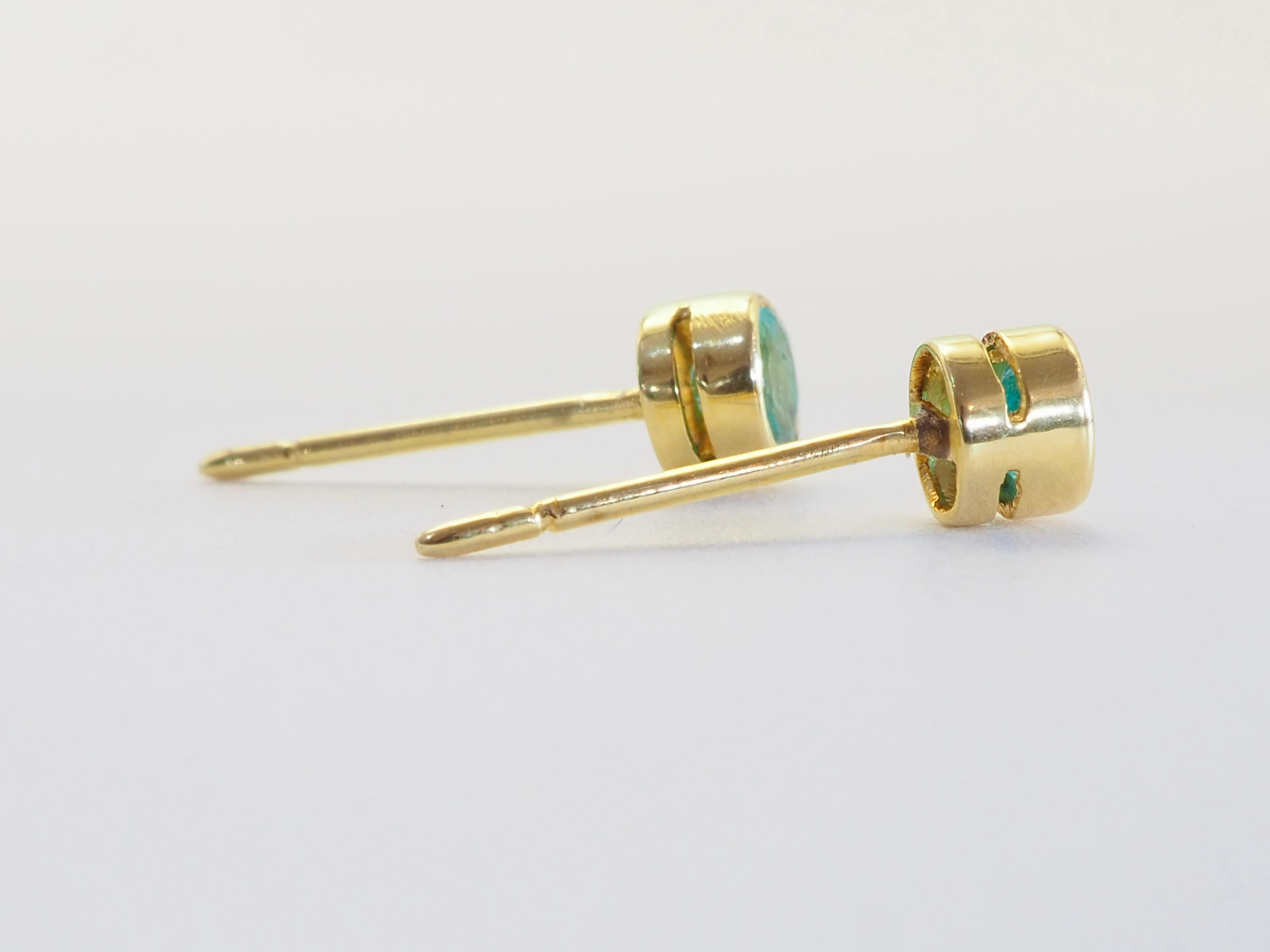 Espressione senza tempo di un lusso sobrio, questi orecchini a perno con smeraldo rotondo presentano un totale di 0,40 carati di vibranti gemme verdi, incastonate in solido oro giallo 14k. Ogni smeraldo viene selezionato a mano per la sua luminosa
