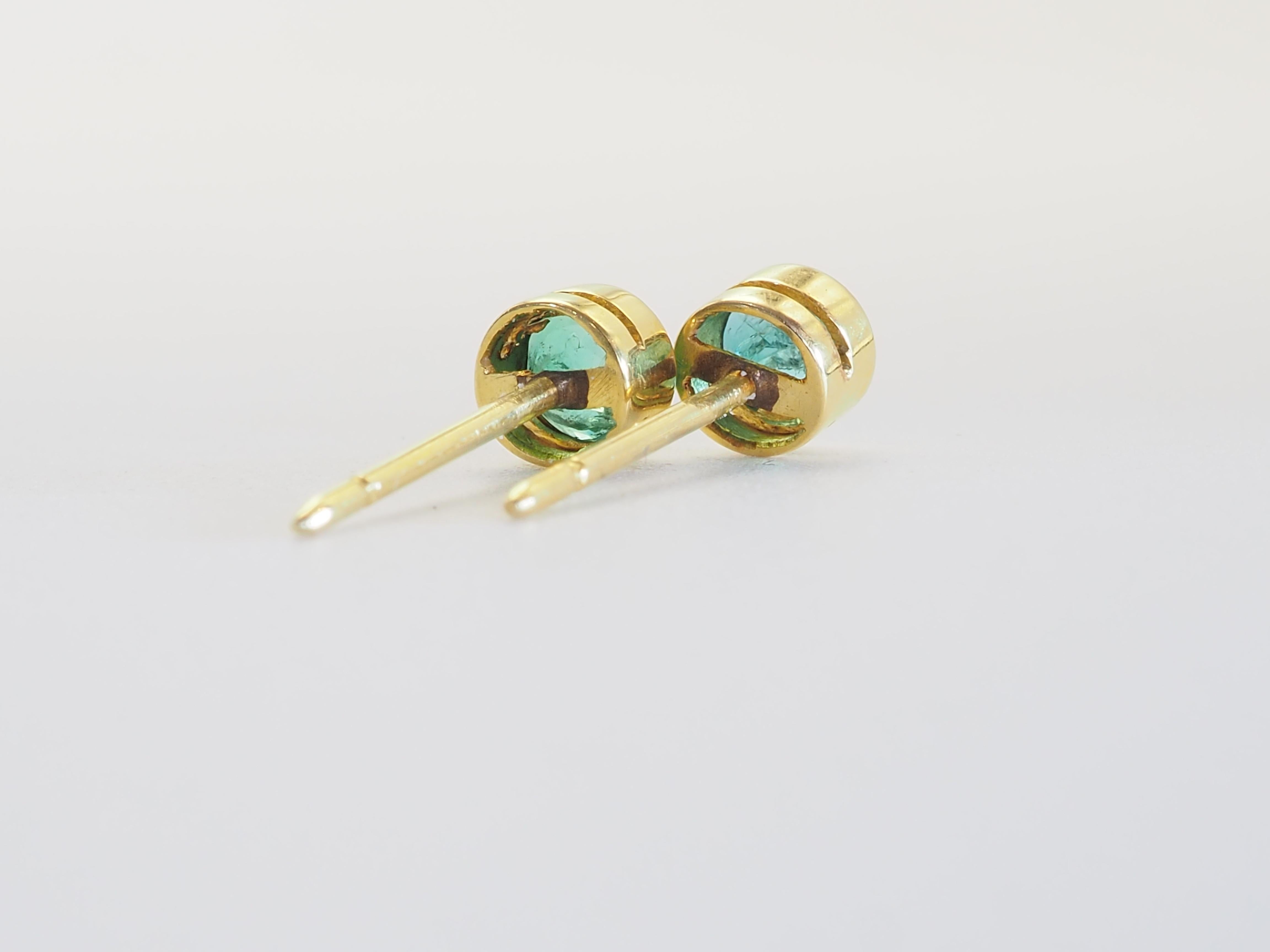 Taglio rotondo Orecchini con castone fine in oro 14K con smeraldo rotondo da 0,40 carati in vendita
