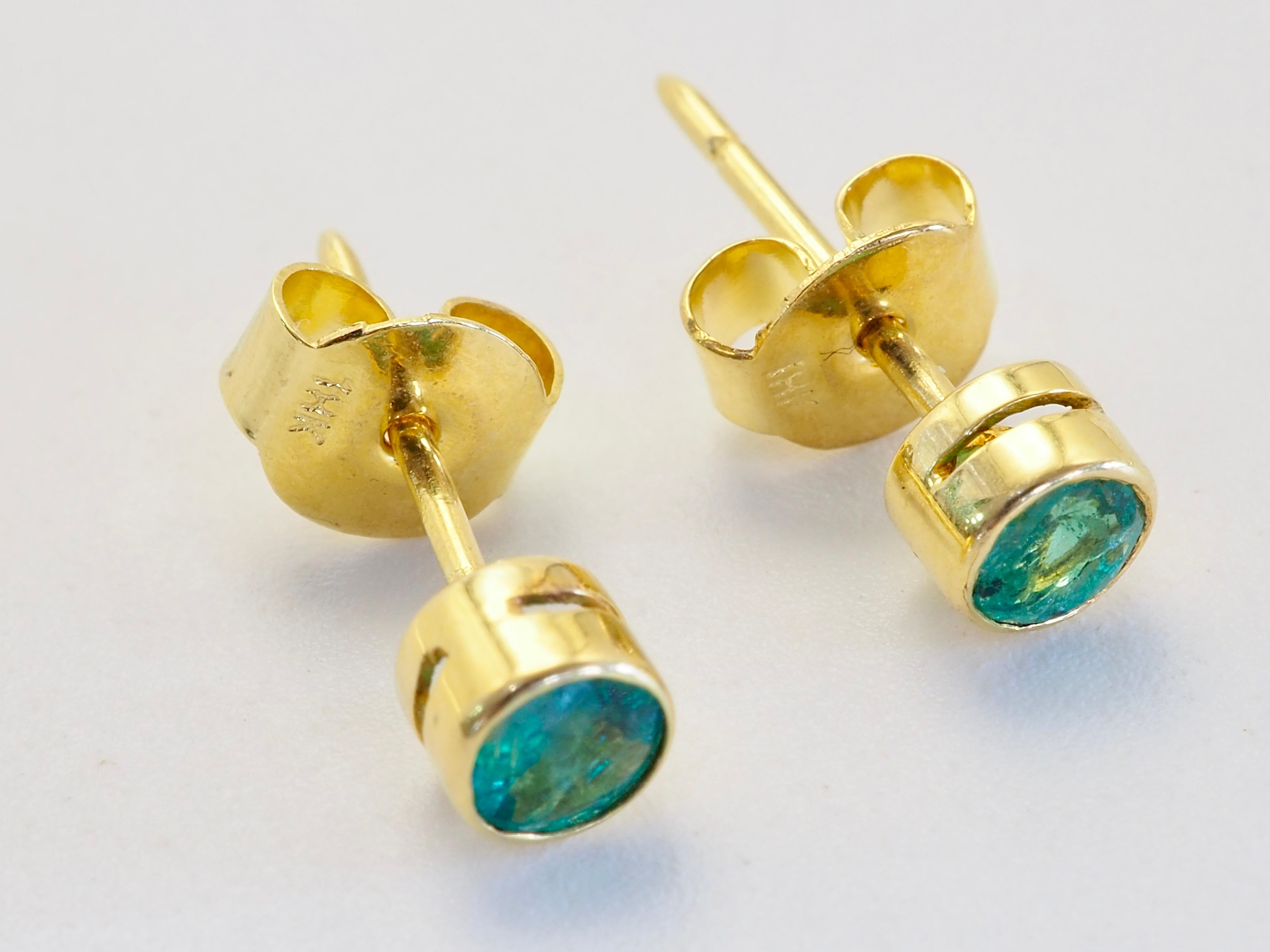 Orecchini con castone fine in oro 14K con smeraldo rotondo da 0,40 carati in vendita 1