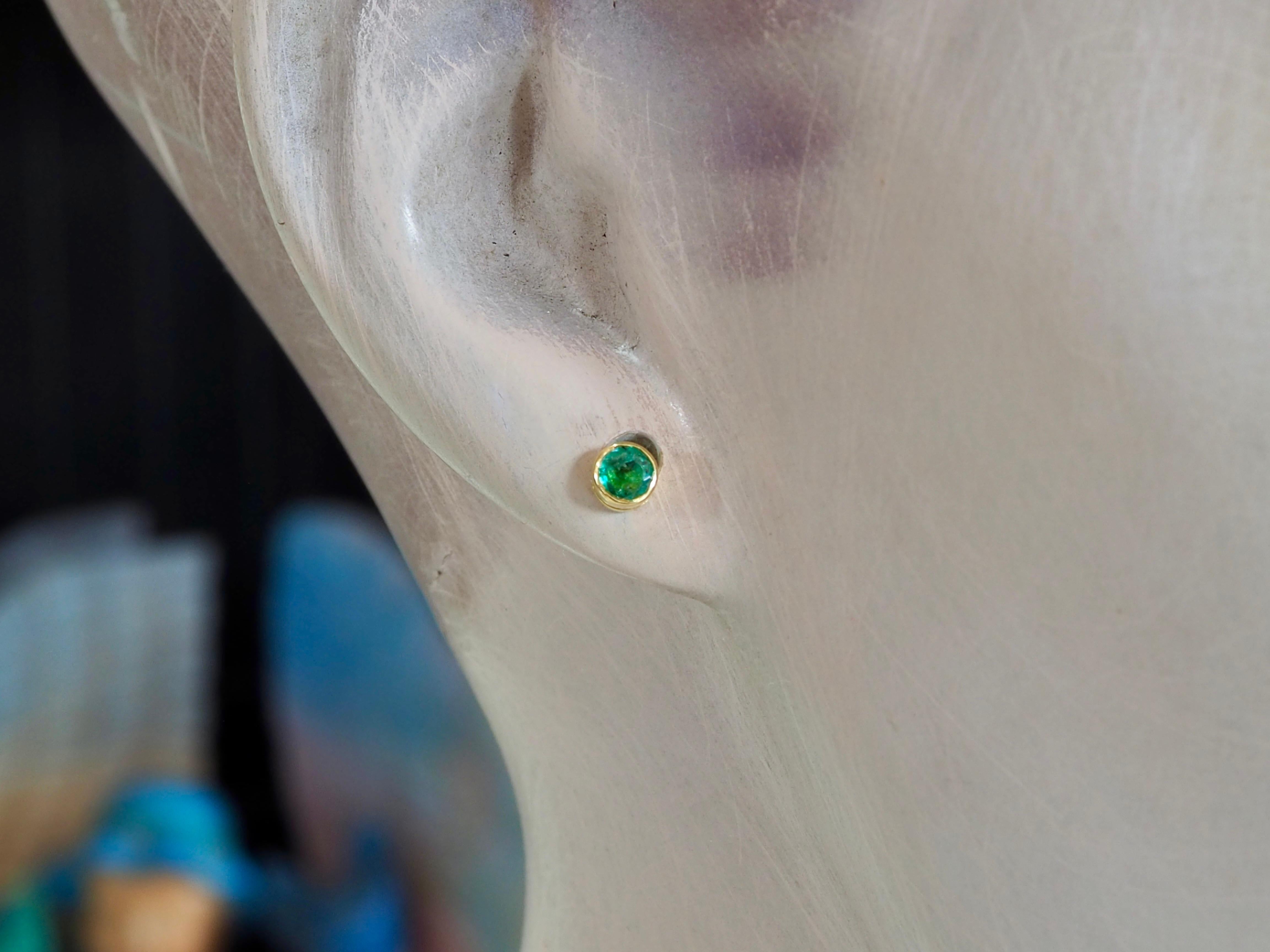 Orecchini con castone fine in oro 14K con smeraldo rotondo da 0,40 carati in vendita 2