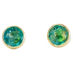 Orecchini con castone fine in oro 14K con smeraldo rotondo da 0,40 carati