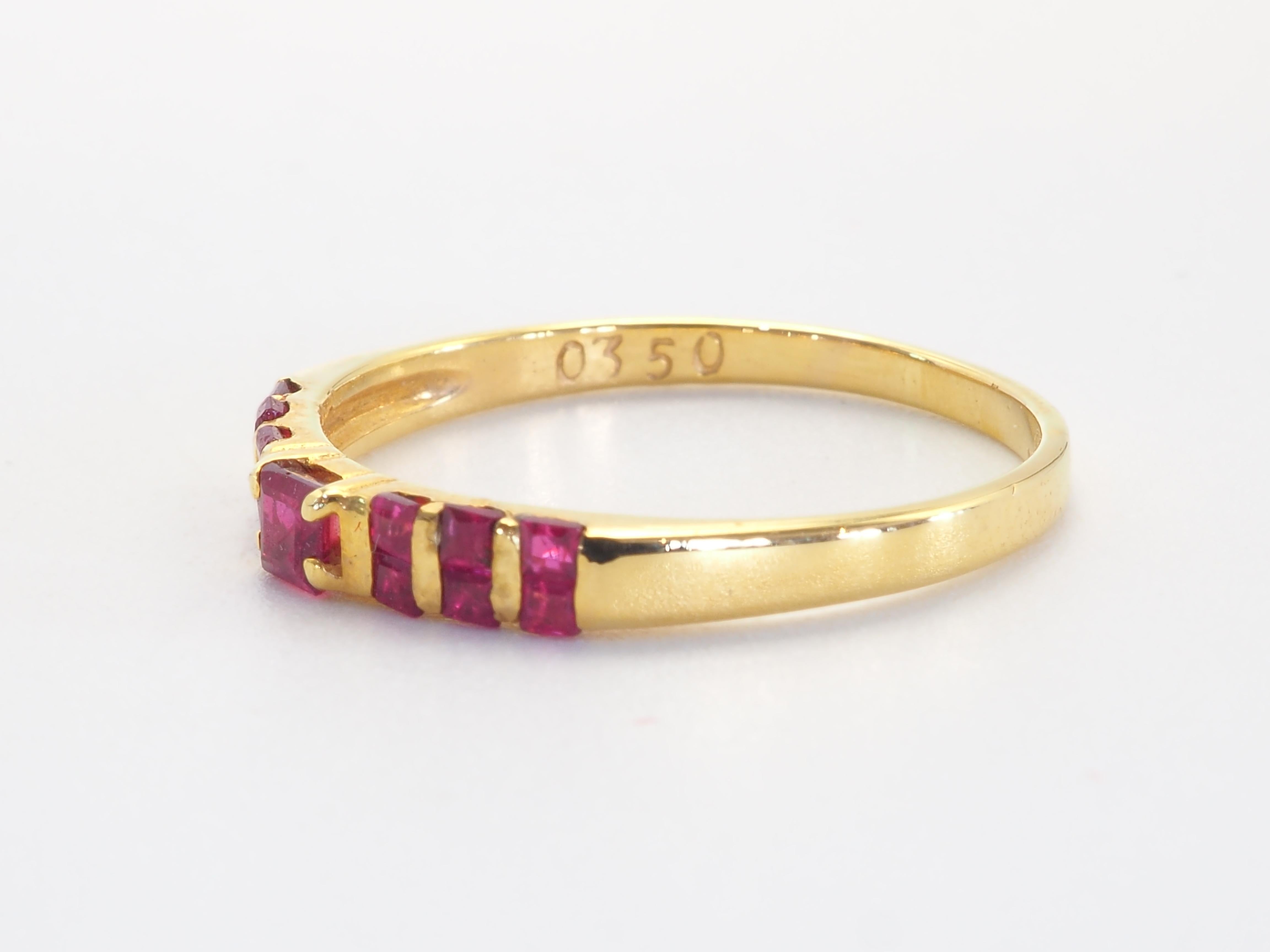 Dainty y fácil de llevar con otros anillos- decorado con rubíes preciosos de Tailandia de color rojo vivo.

Detalles del producto:

Metal: Oro macizo de 14 quilates
Color del metal: Oro amarillo
Rubí: Natural, talla cuadrada, rojo, tratado