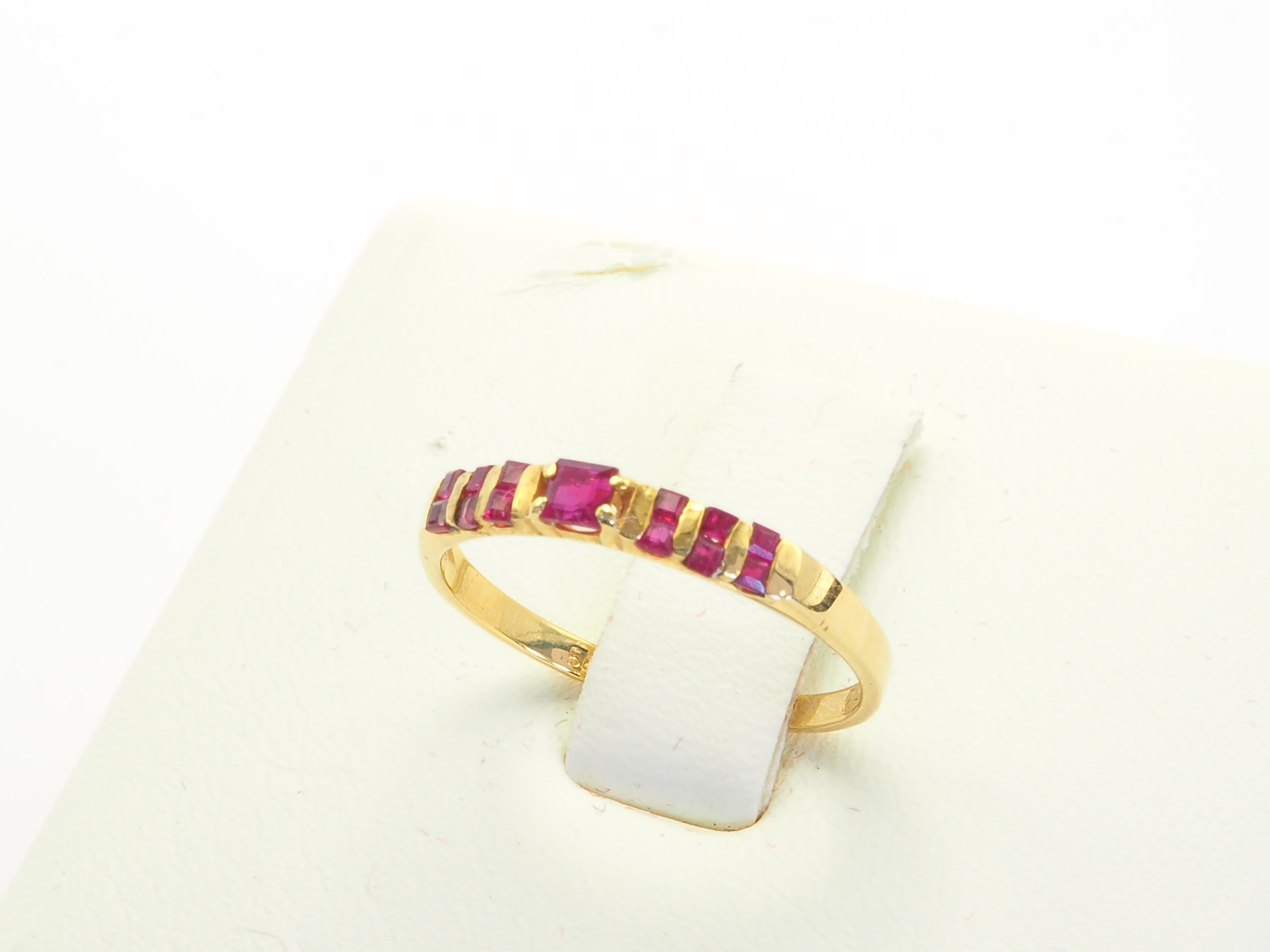 Anillo vintage de oro de 14 quilates y 0,46 quilates de rubí rojo vivo en Excelente Estado en เกาะสมุย, TH