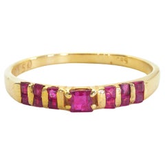 Anello a fascia in oro 14K con rubino rosso vivo quadrato da 0,46 ct.