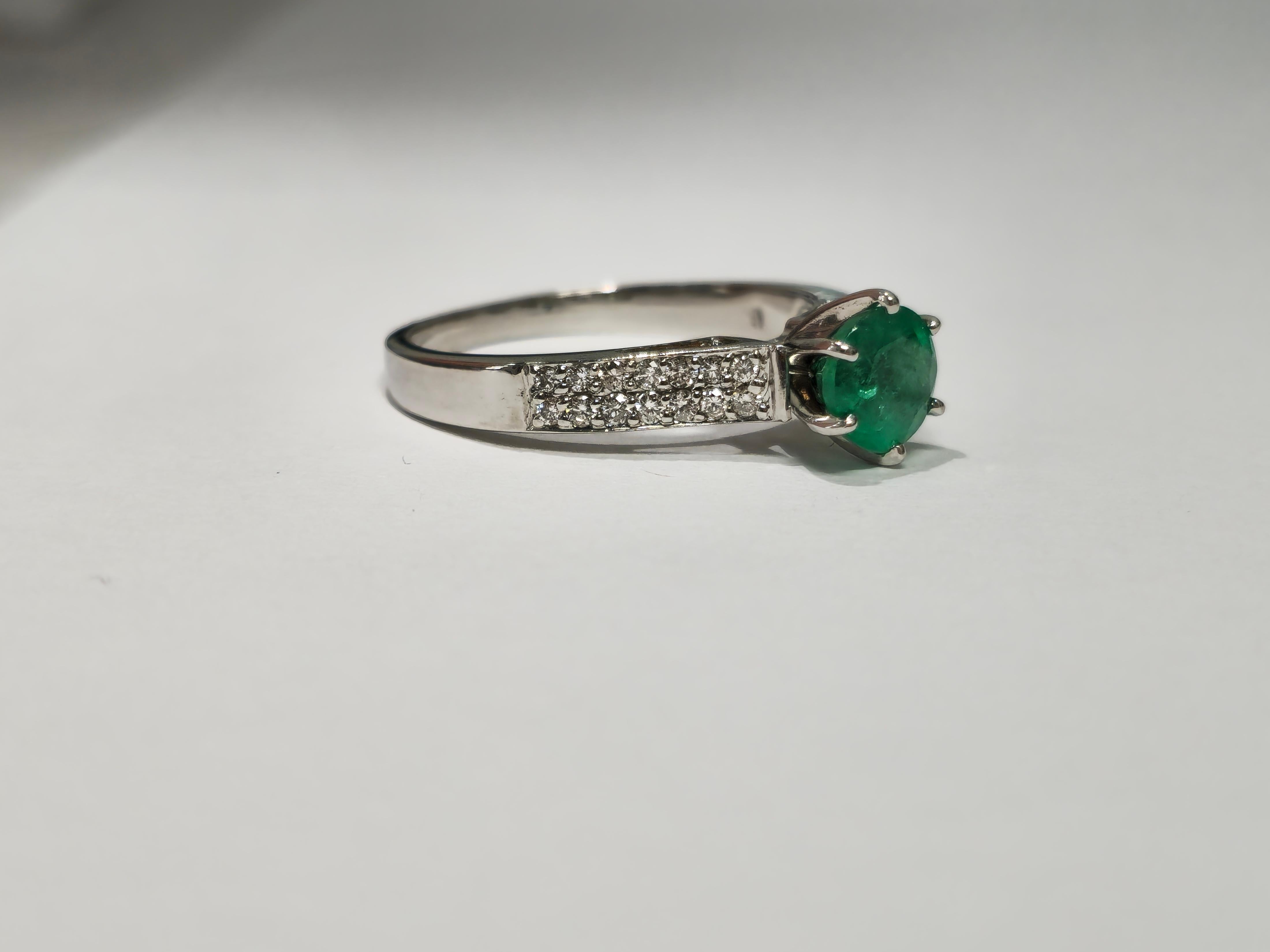 Art Deco 14K gold, 0.50 carat Colombian Emerald and Diamond Ring For Sale