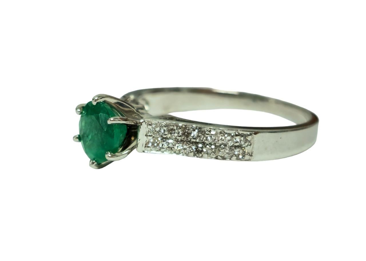 Art déco Bague en or 14 carats, émeraude de Colombie 0,50 carat et diamants en vente