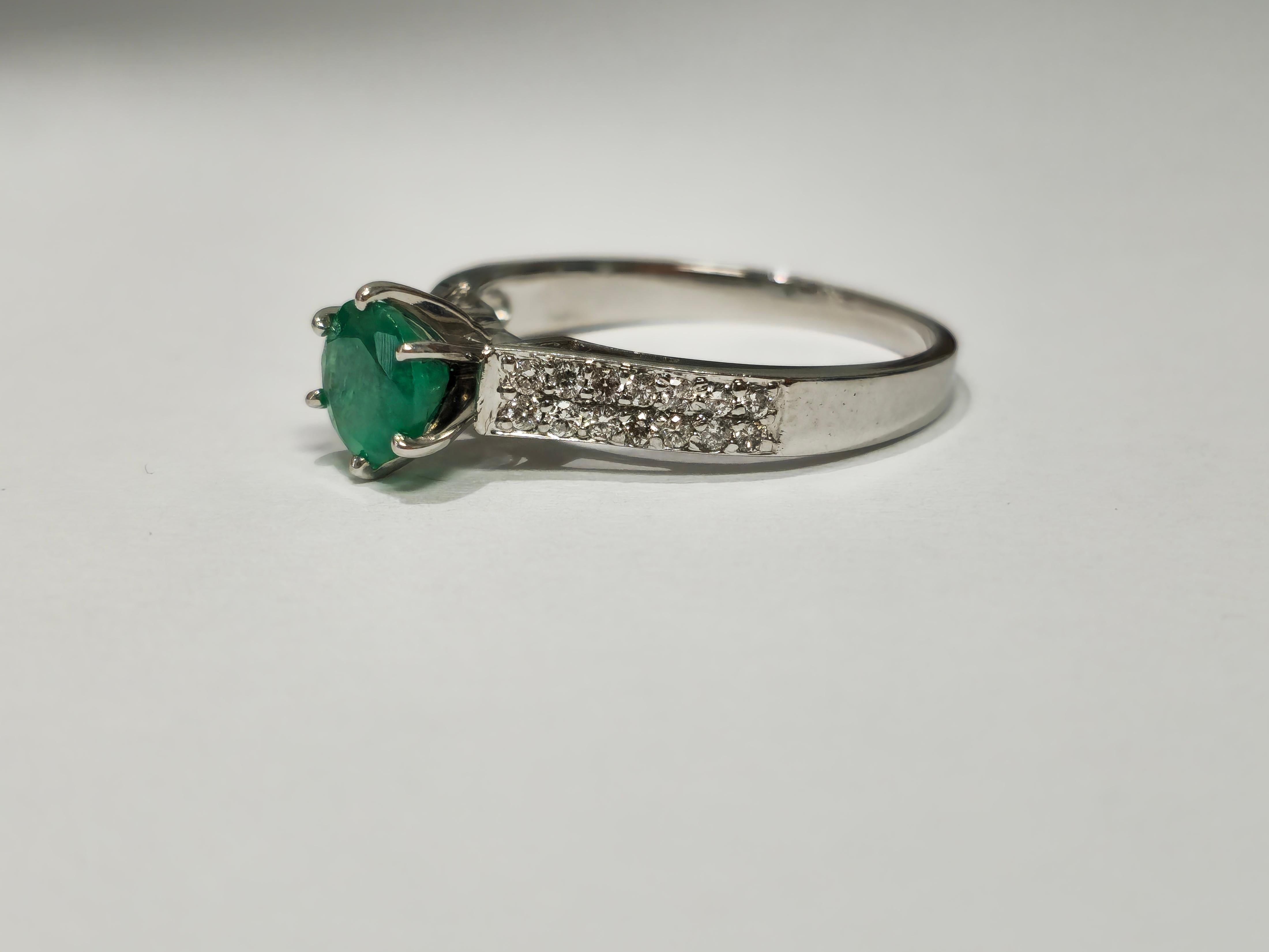 Round Cut 14K gold, 0.50 carat Colombian Emerald and Diamond Ring For Sale